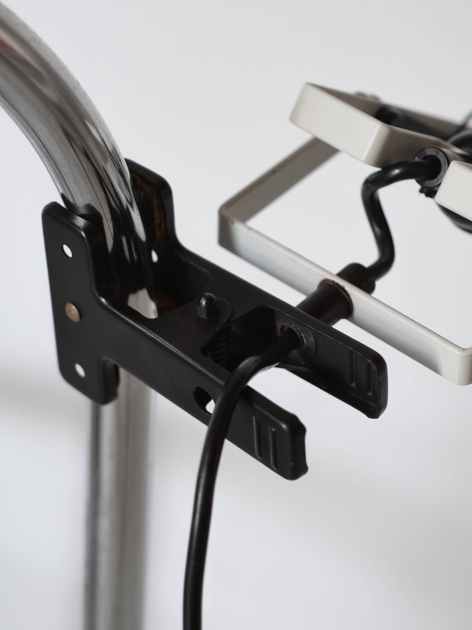 Artemide lampe à pince Design Ernesto Gismondi modèle Sintesi