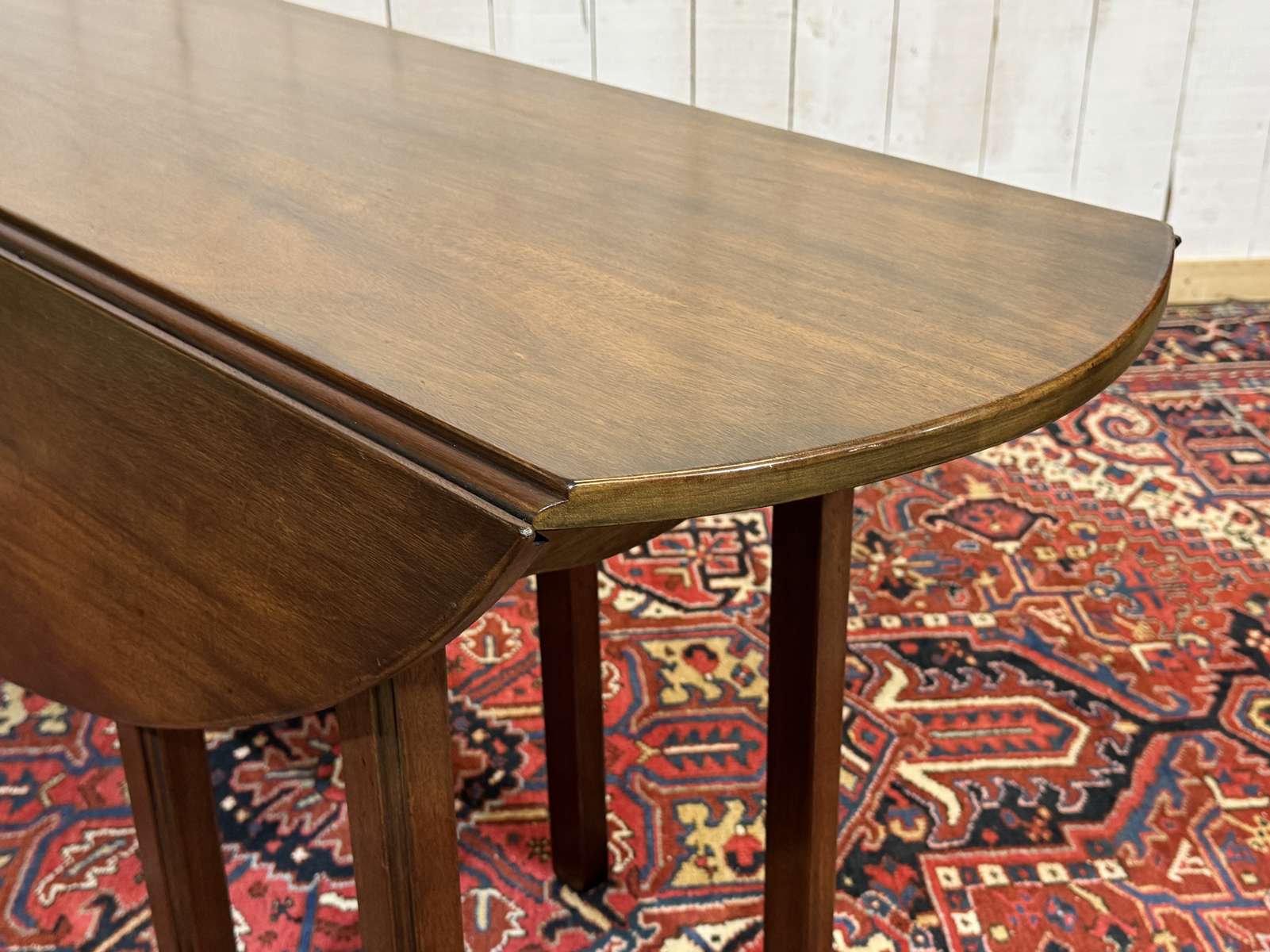 Drop-leaf English table in mahogany called Gateleg.