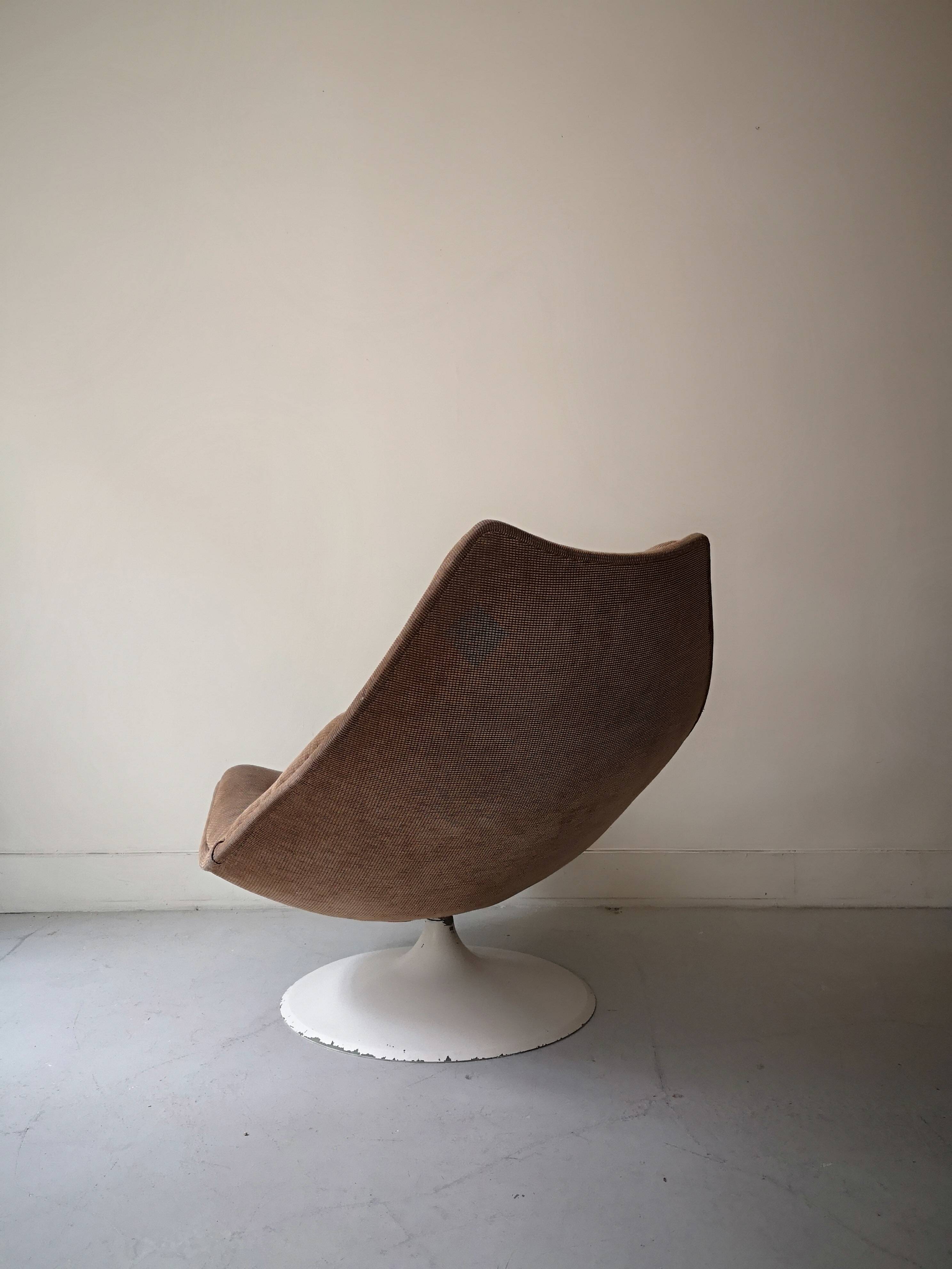 Swivel tulip chair in beige fabric Artifort, design 1970