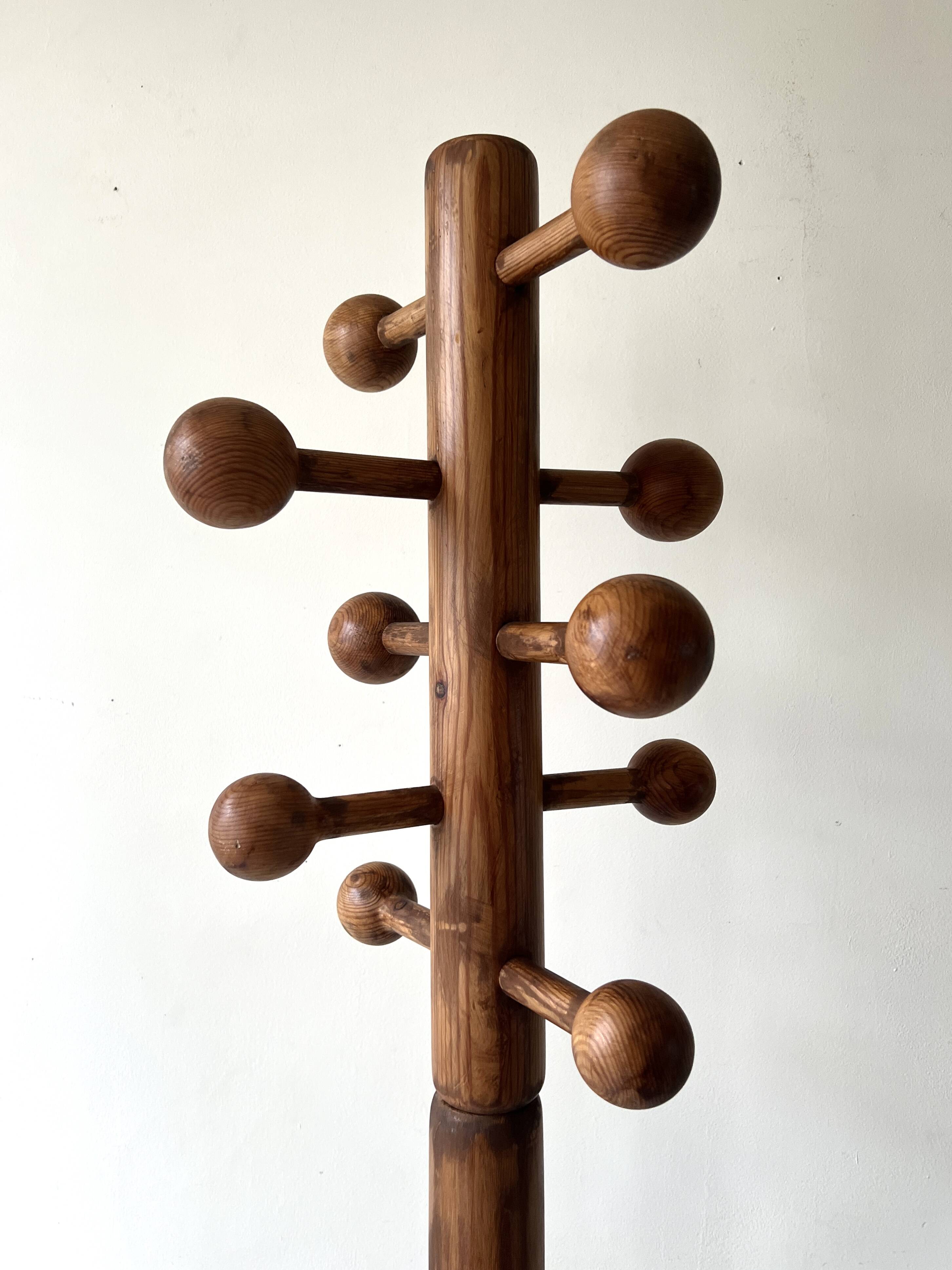 Modernist coat rack on a stand and rotating in solid pine, The Arcs 1970.