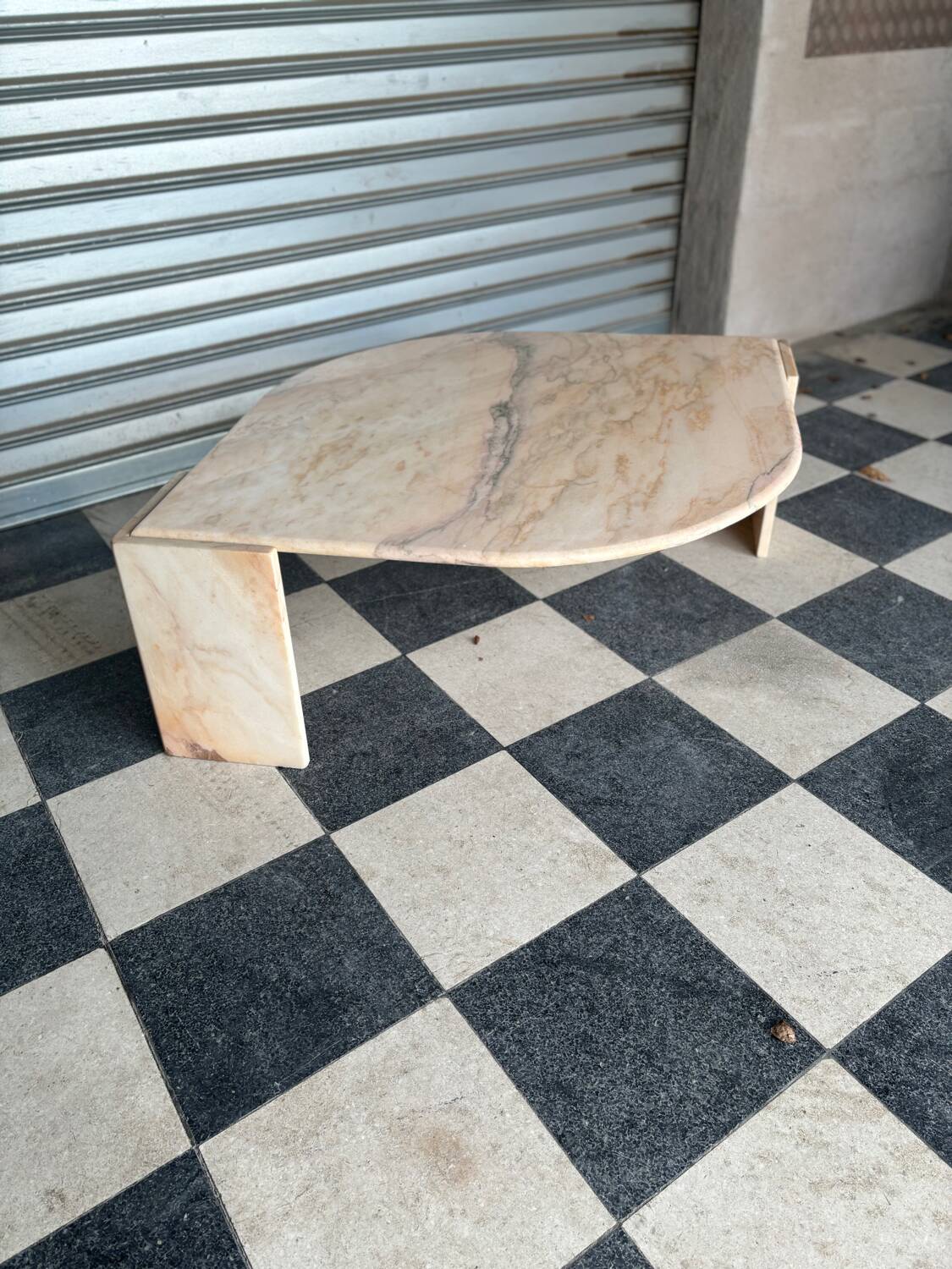 Table basse vintage en marbre rose