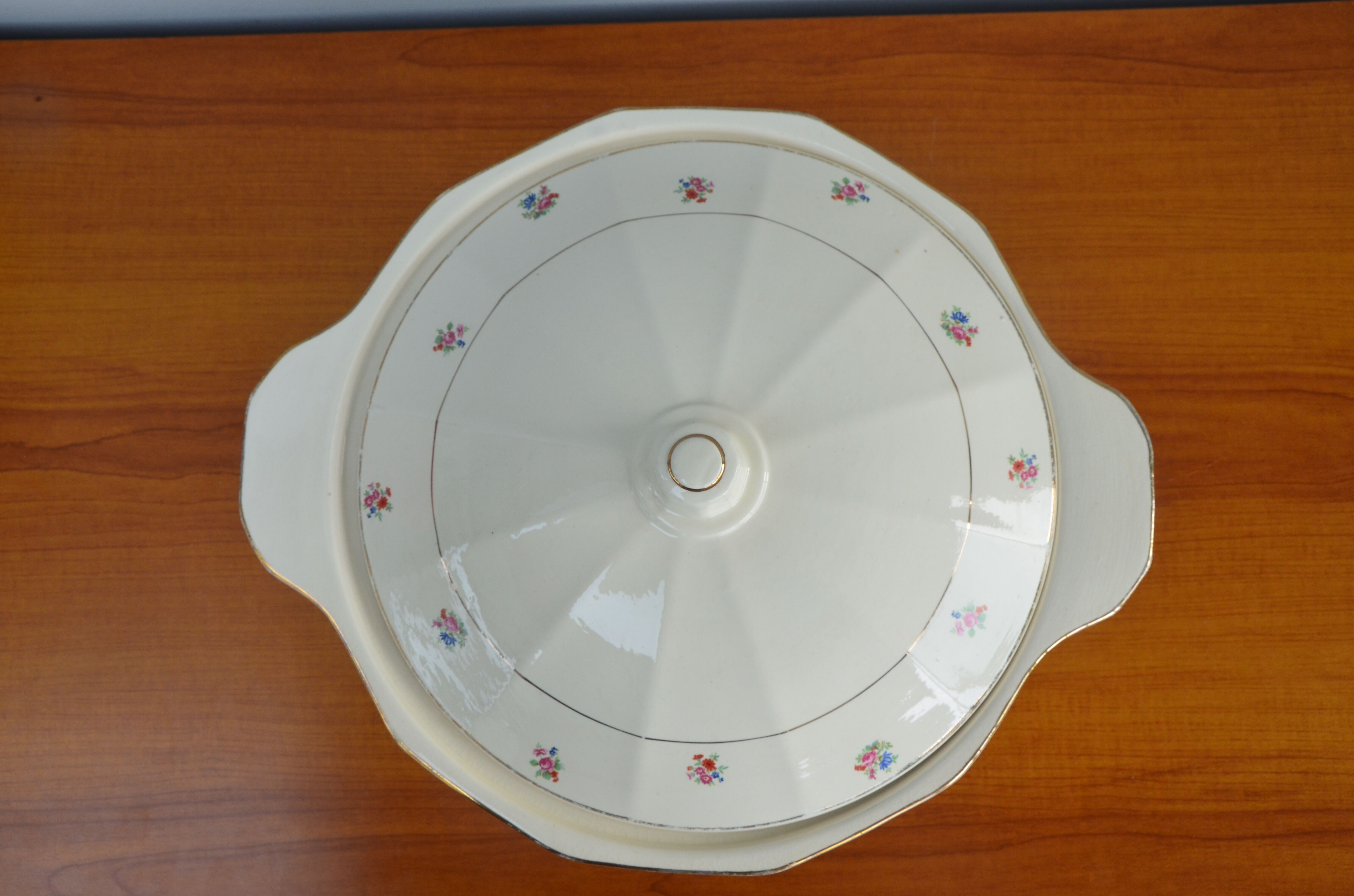 Sarregemines soup tureen, floral motif