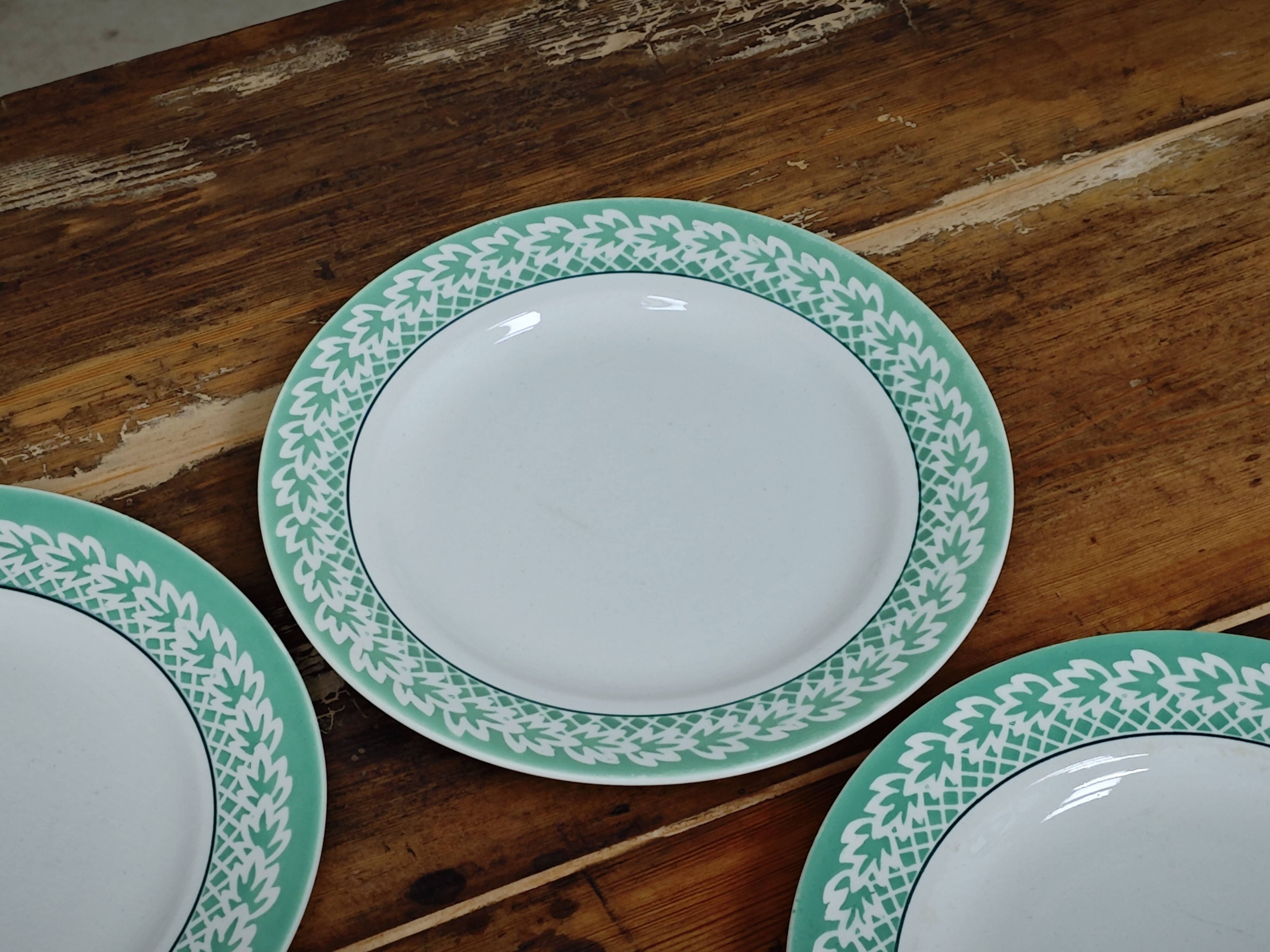 Set of 4 KIFO L'Amandinoise flat plates with green leaf design.