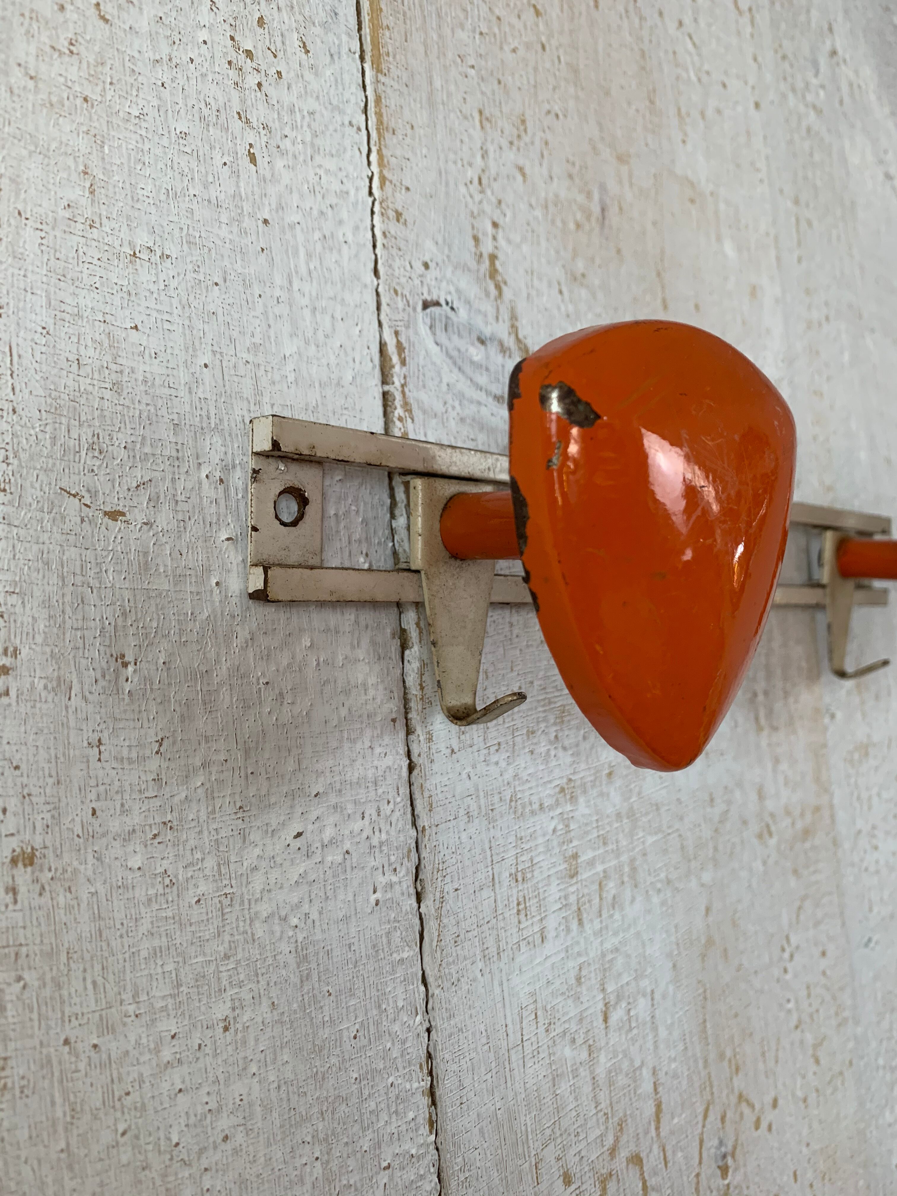 Vintage orange metal patère