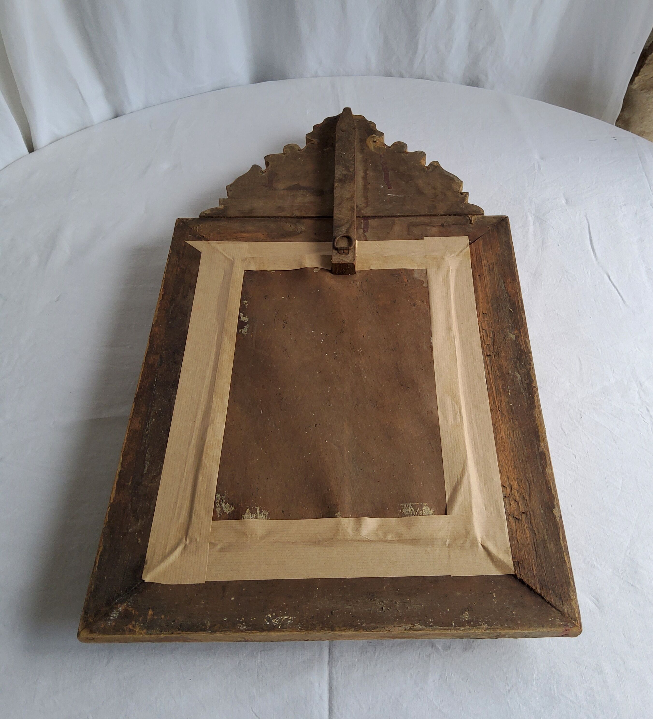 Mirror with parecloses