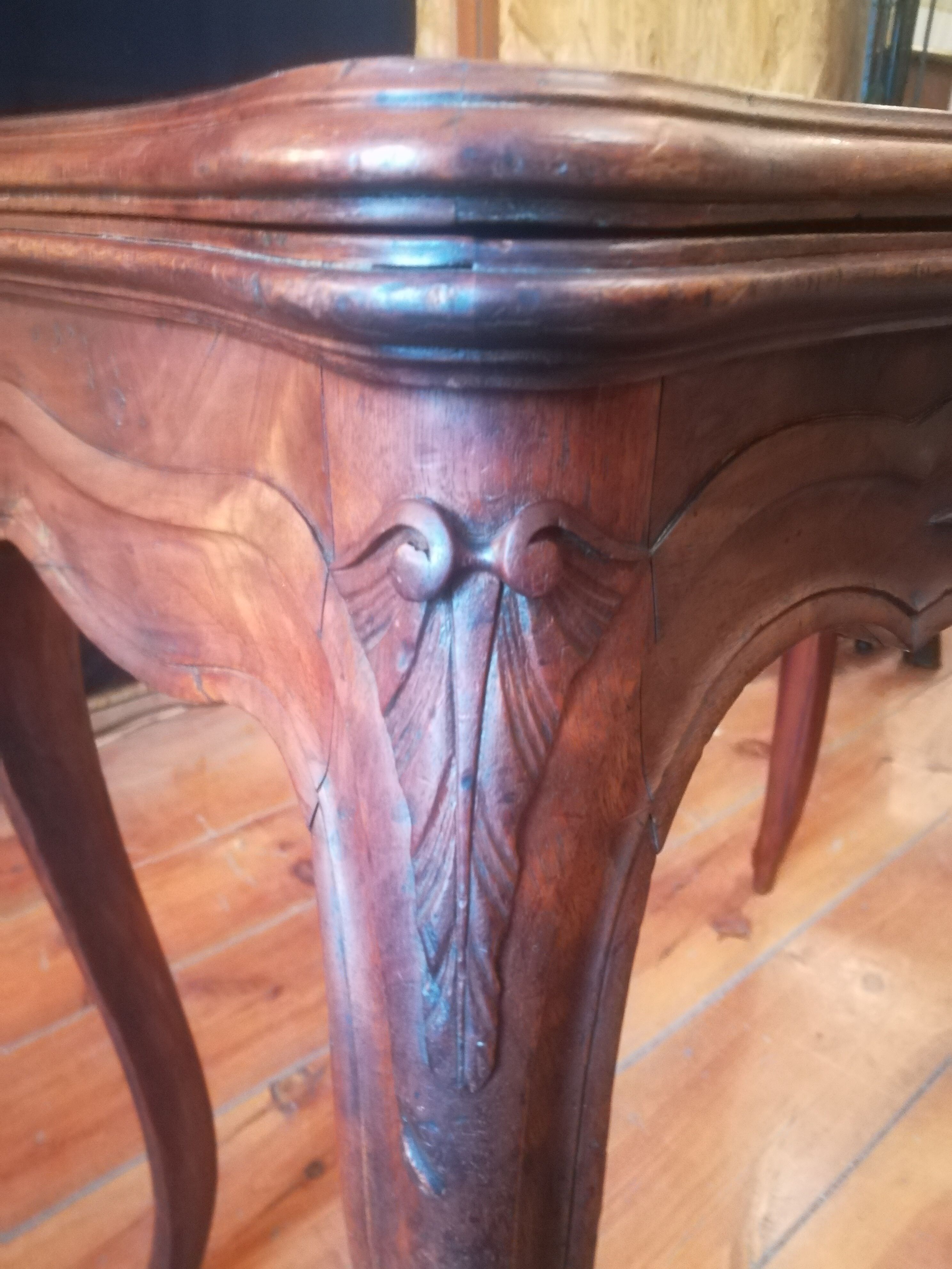 Table à jeu style Louis XV en noyer