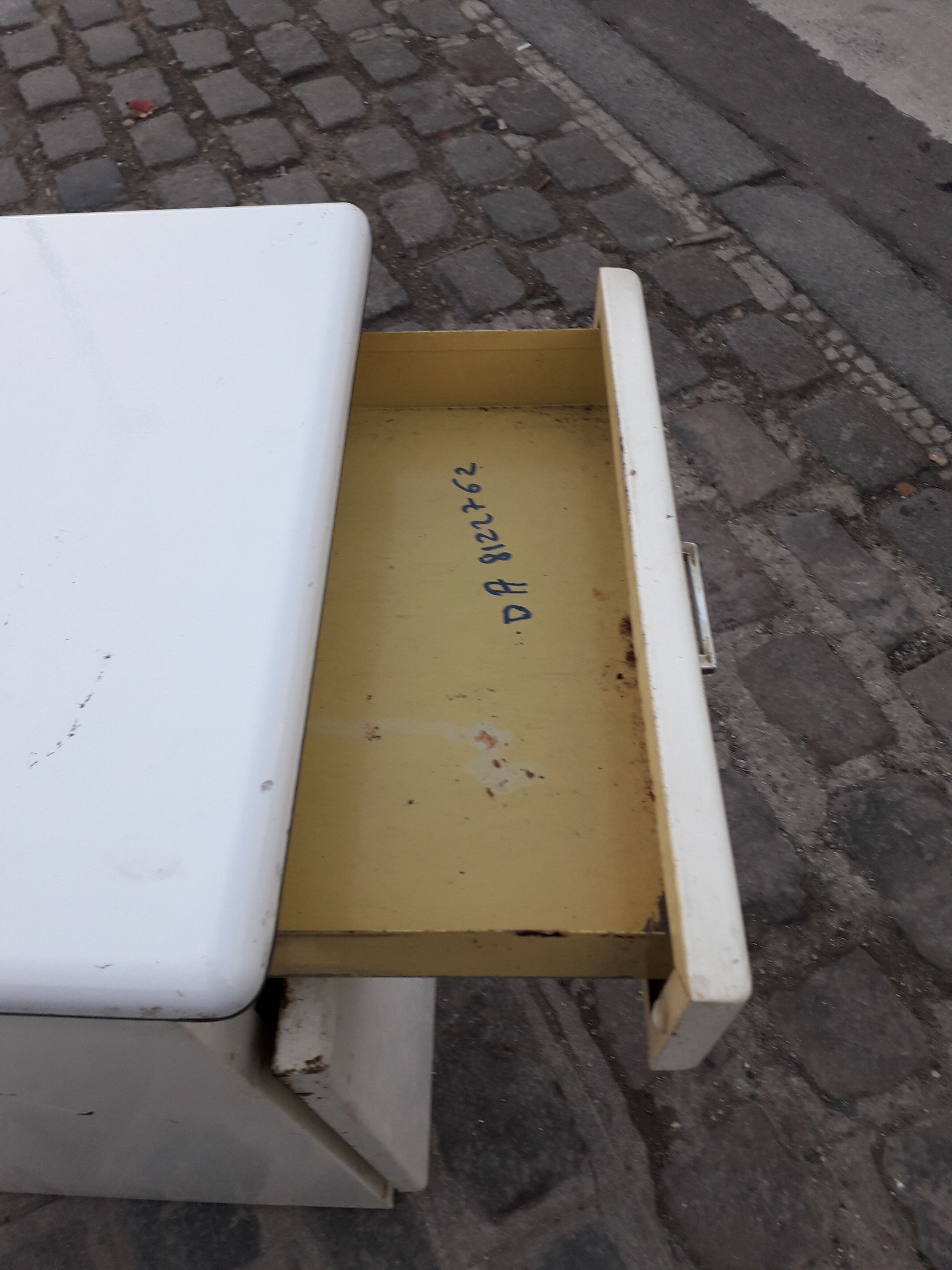 Small buffet 1 metal gate