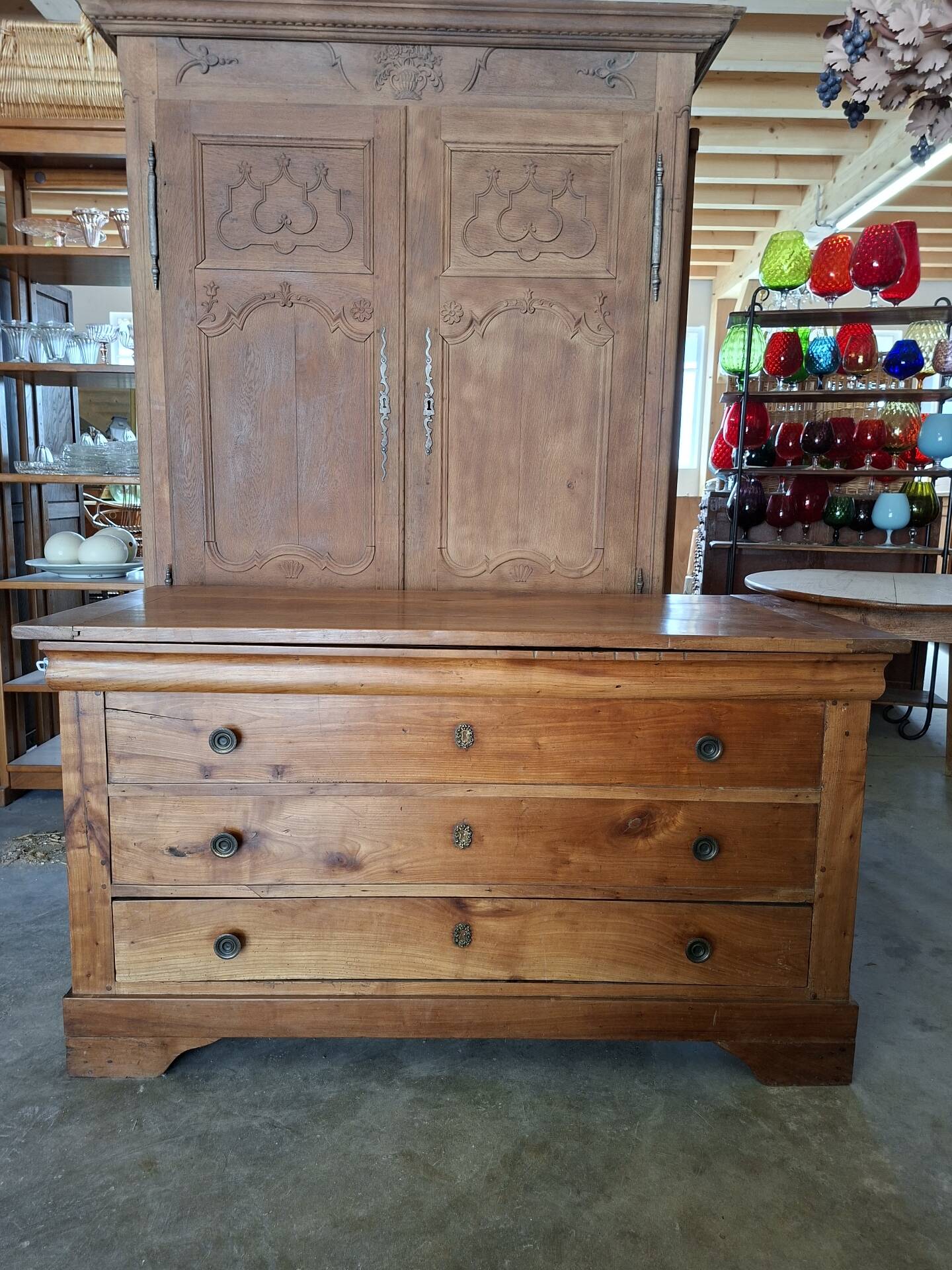 Louis Philippe 19th-century chest of drawers in solid walnut.