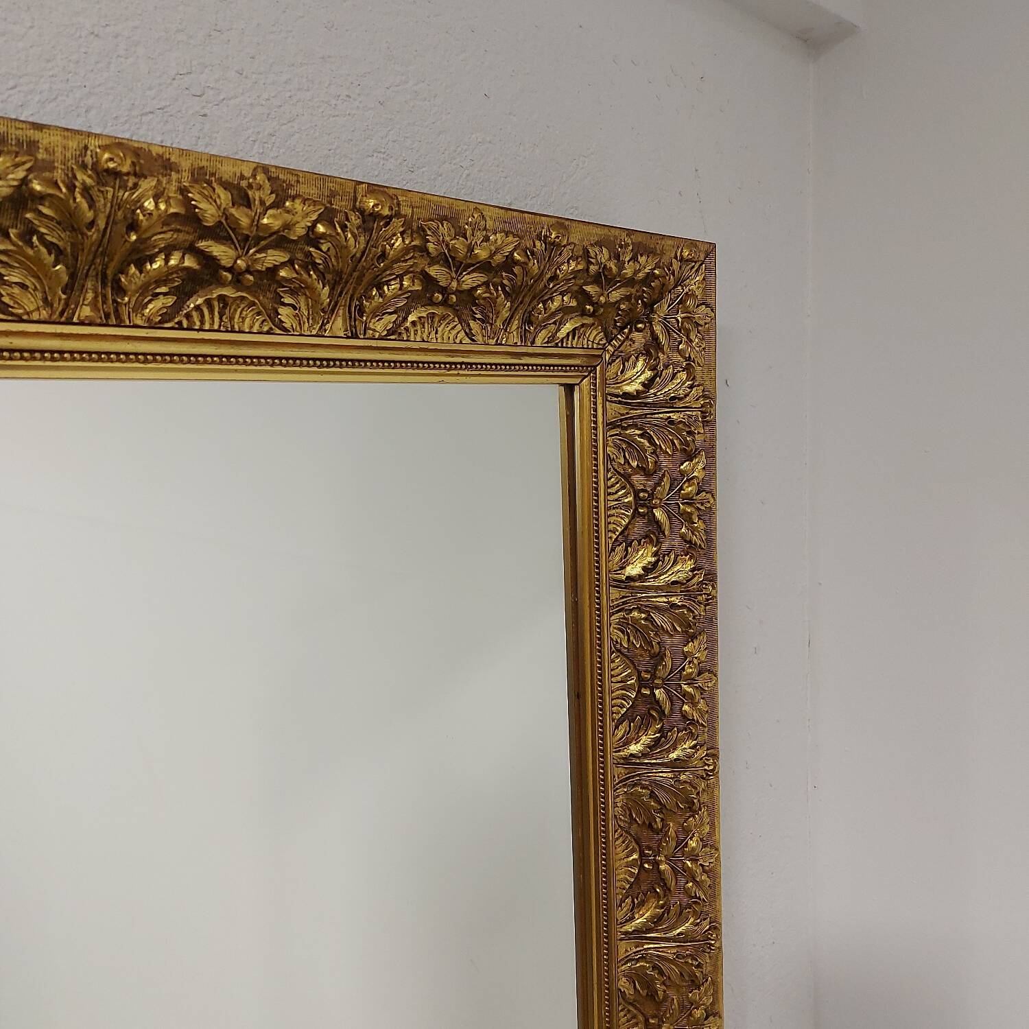 Grand miroir mural vintage sculpté et doré 1970