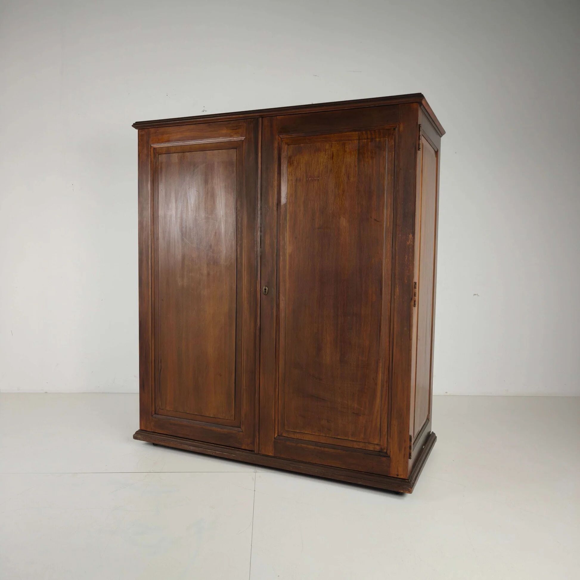 Garde-robe d'homme d'Innovation Ingenuities Ltd. du début du 20e siècle.