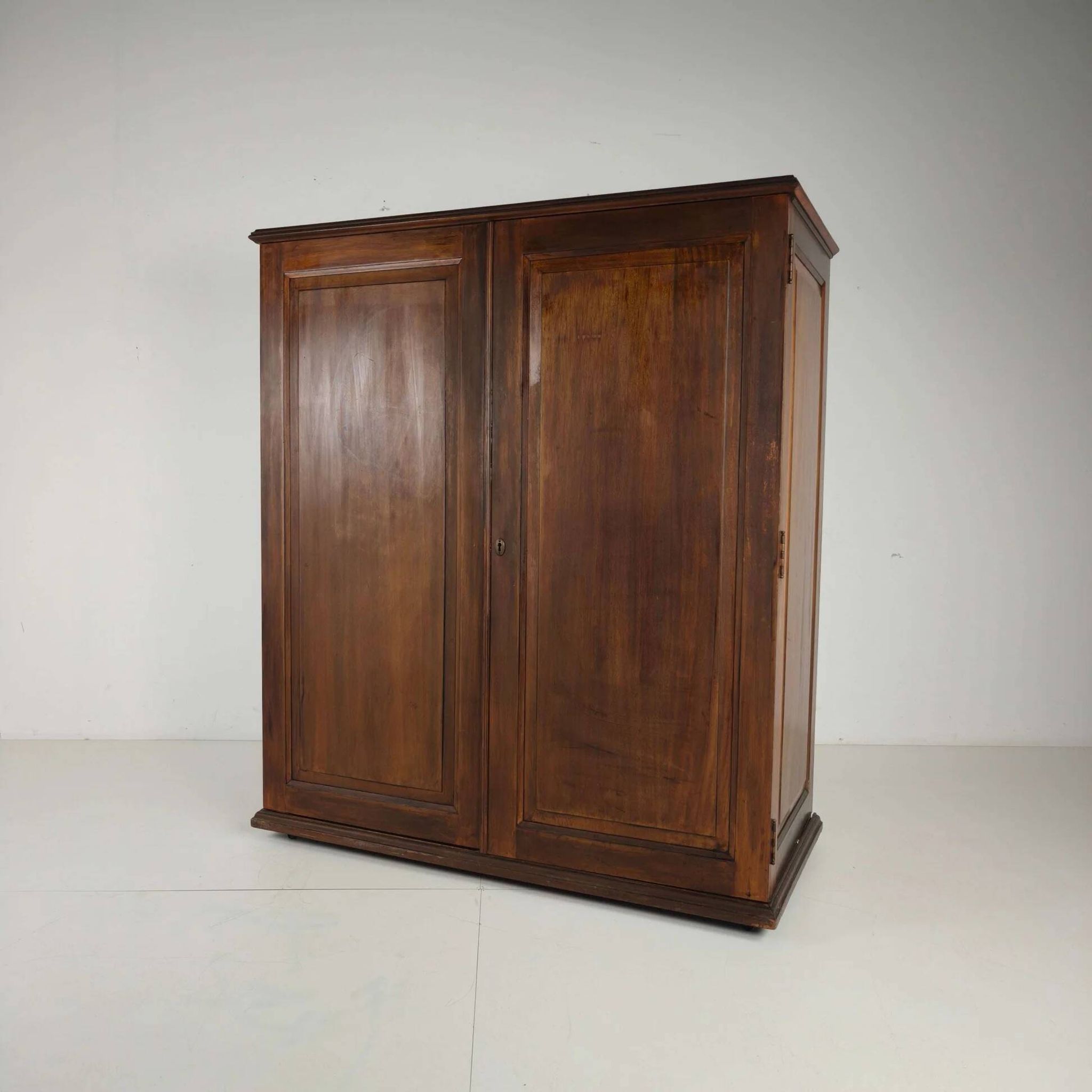 Early 20th century Innovation Ingenuities Ltd. gentleman’s wardrobe