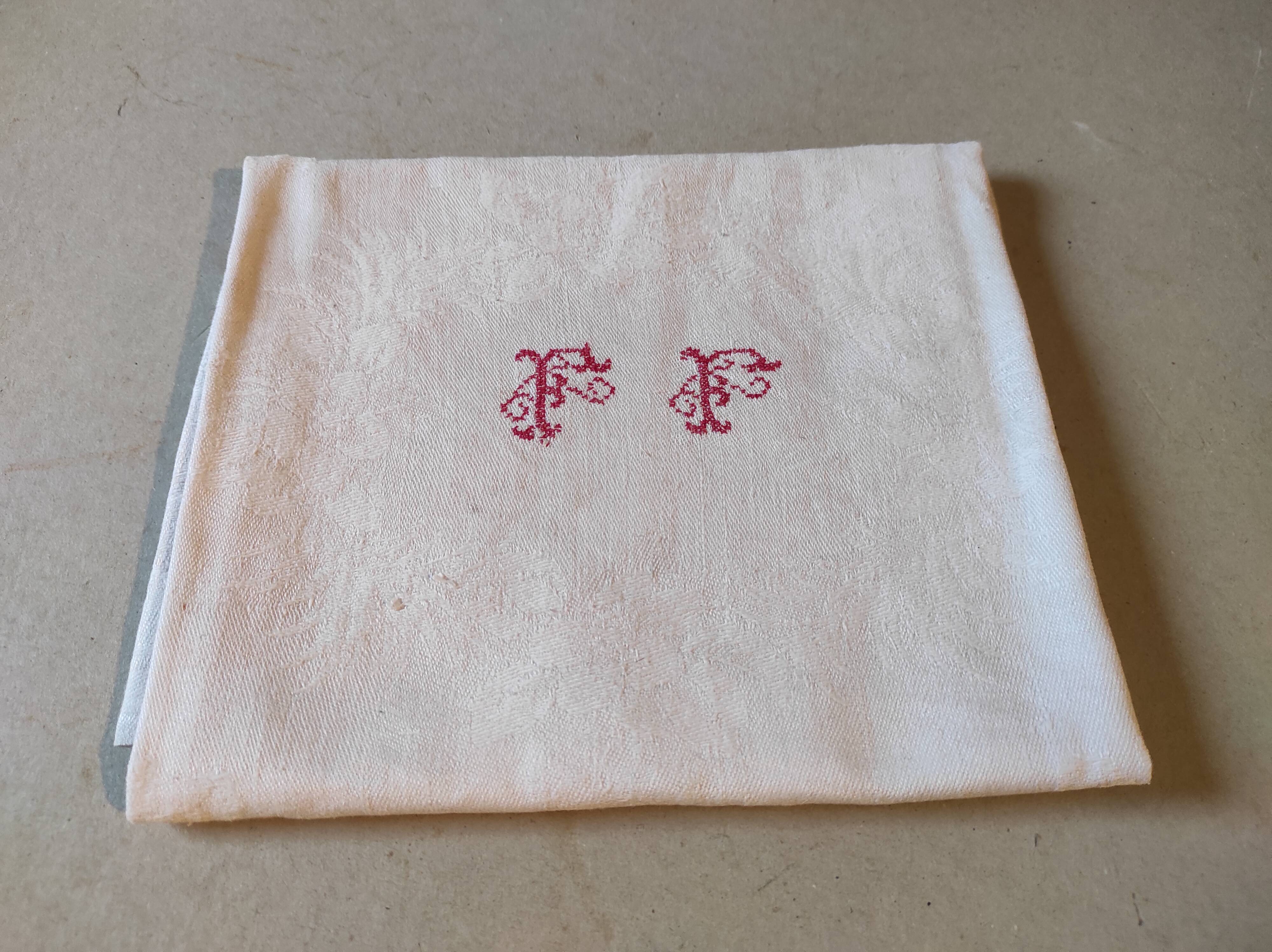 Serviette de table vintage monogrammée FF