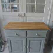 Buffet compacte réenchantée en vert de gris, plateau bois.