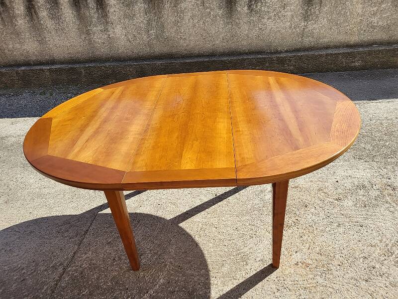 Table ronde avec une allonge en merisier