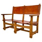 Banc de château brutaliste ancien fait main en chêne et cuir cognac, années 1920.