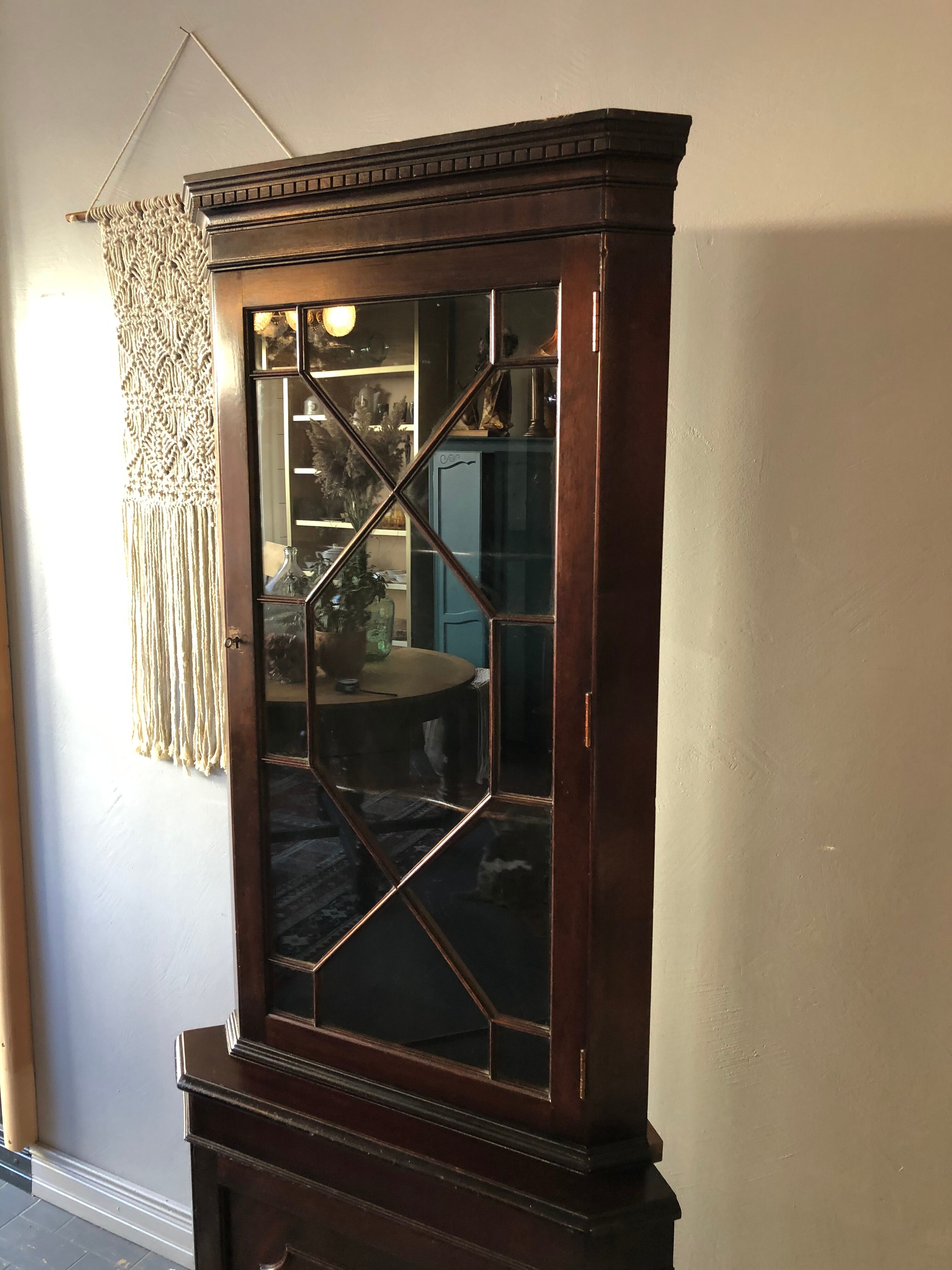 English-style corner library