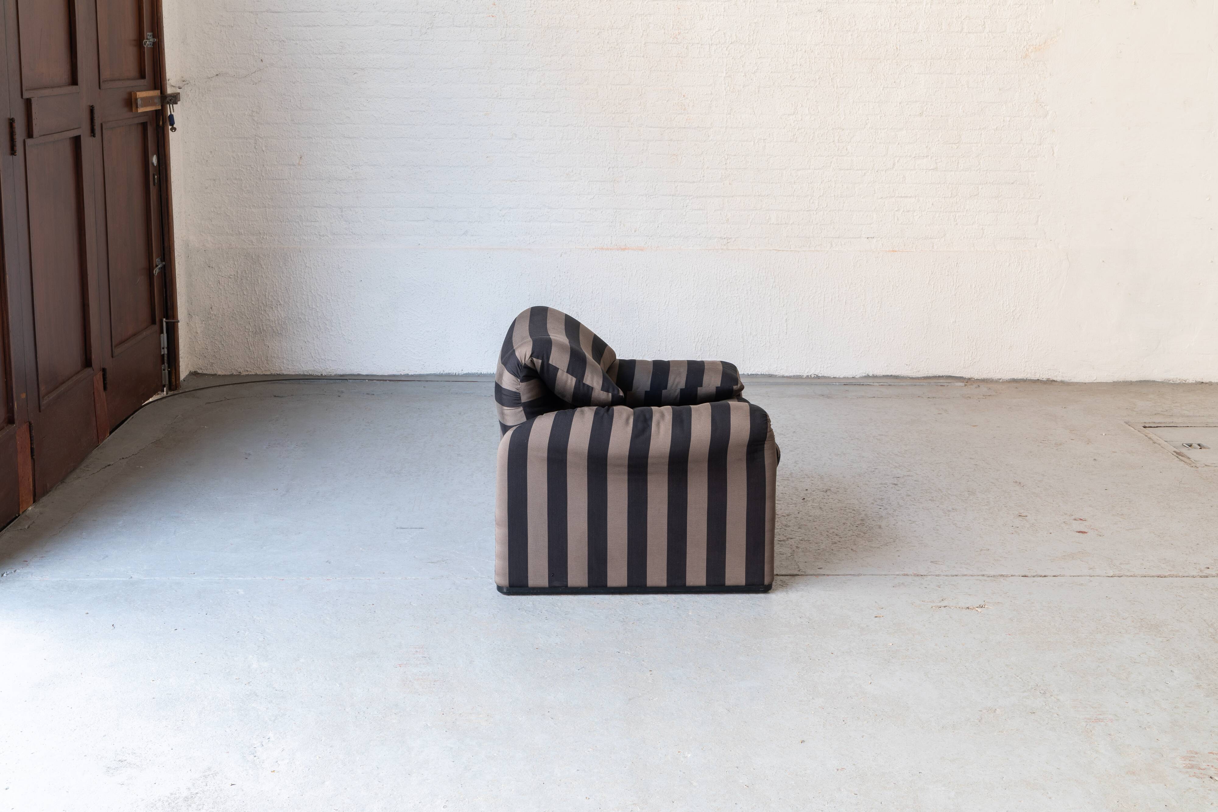 Set of 2 easy chairs 'Maralunga' by Vico Magistretti