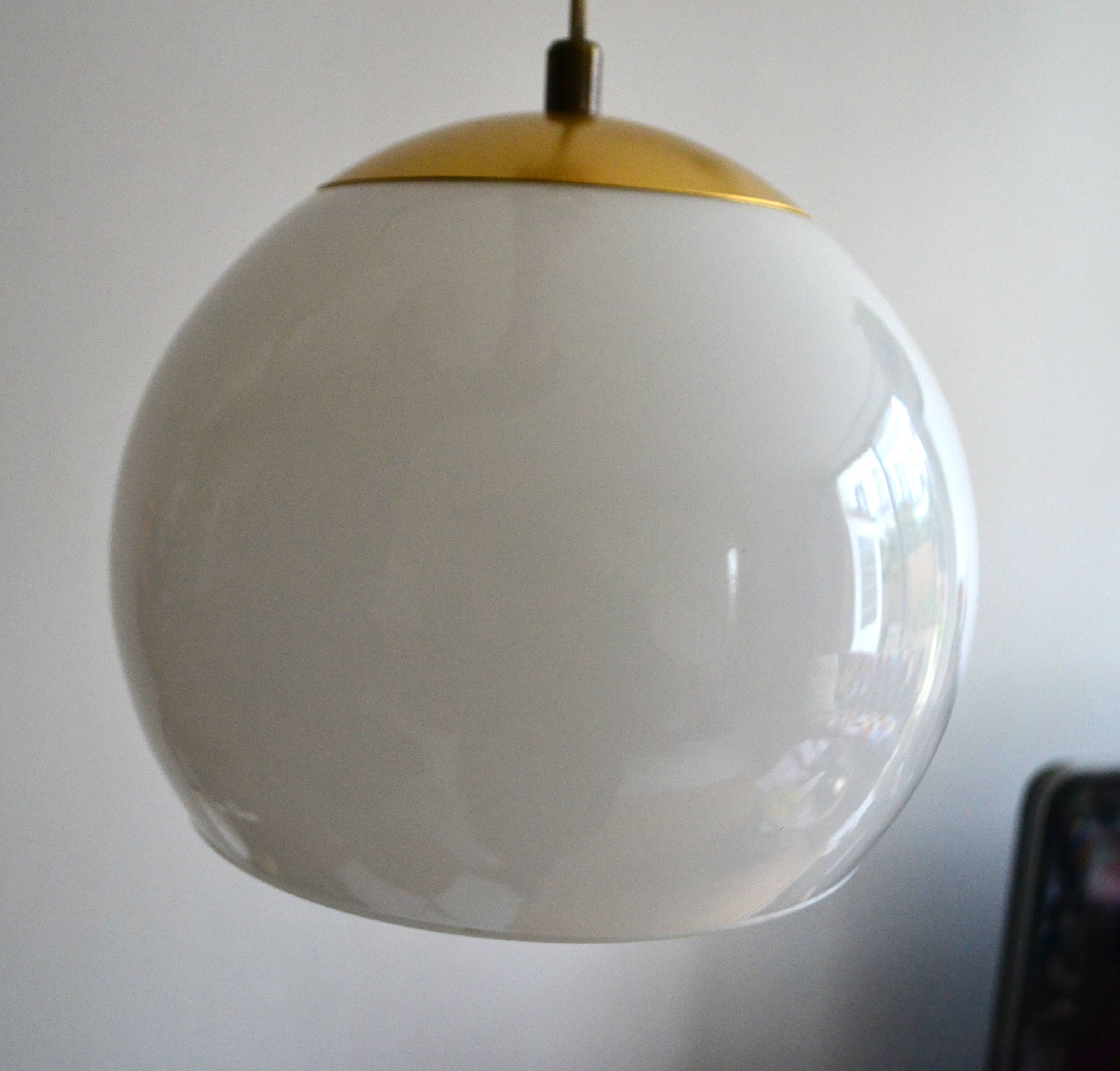 White opaline suspension and gilded brass from the 1960s.