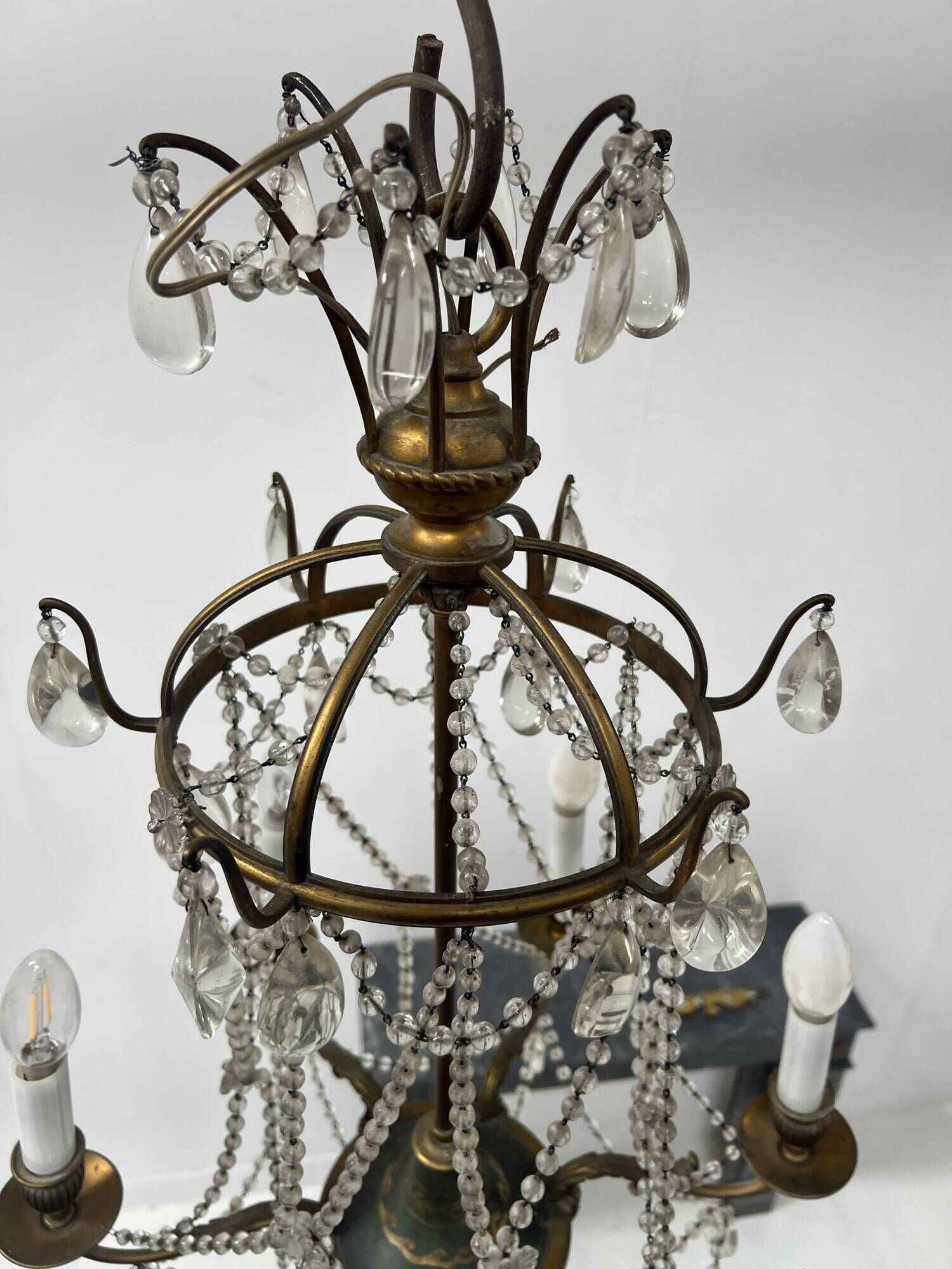 Louis XVI style chandelier with a pearl garland and painted tin, 20th century.