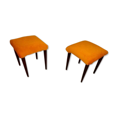 2 tabourets en daim orange et hêtre