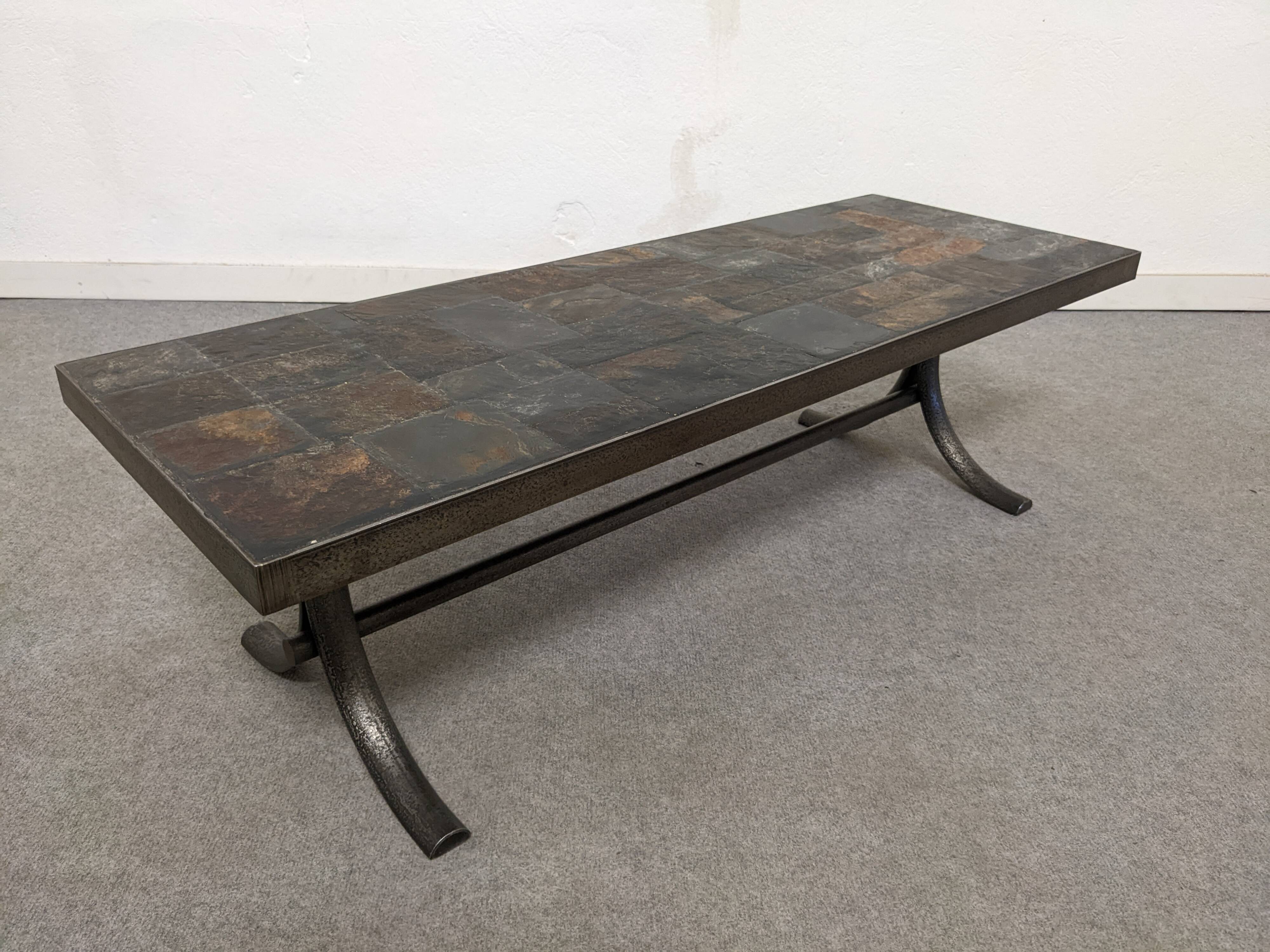 Table basse brutaliste en pierre naturelle et fer forgé vers 1960