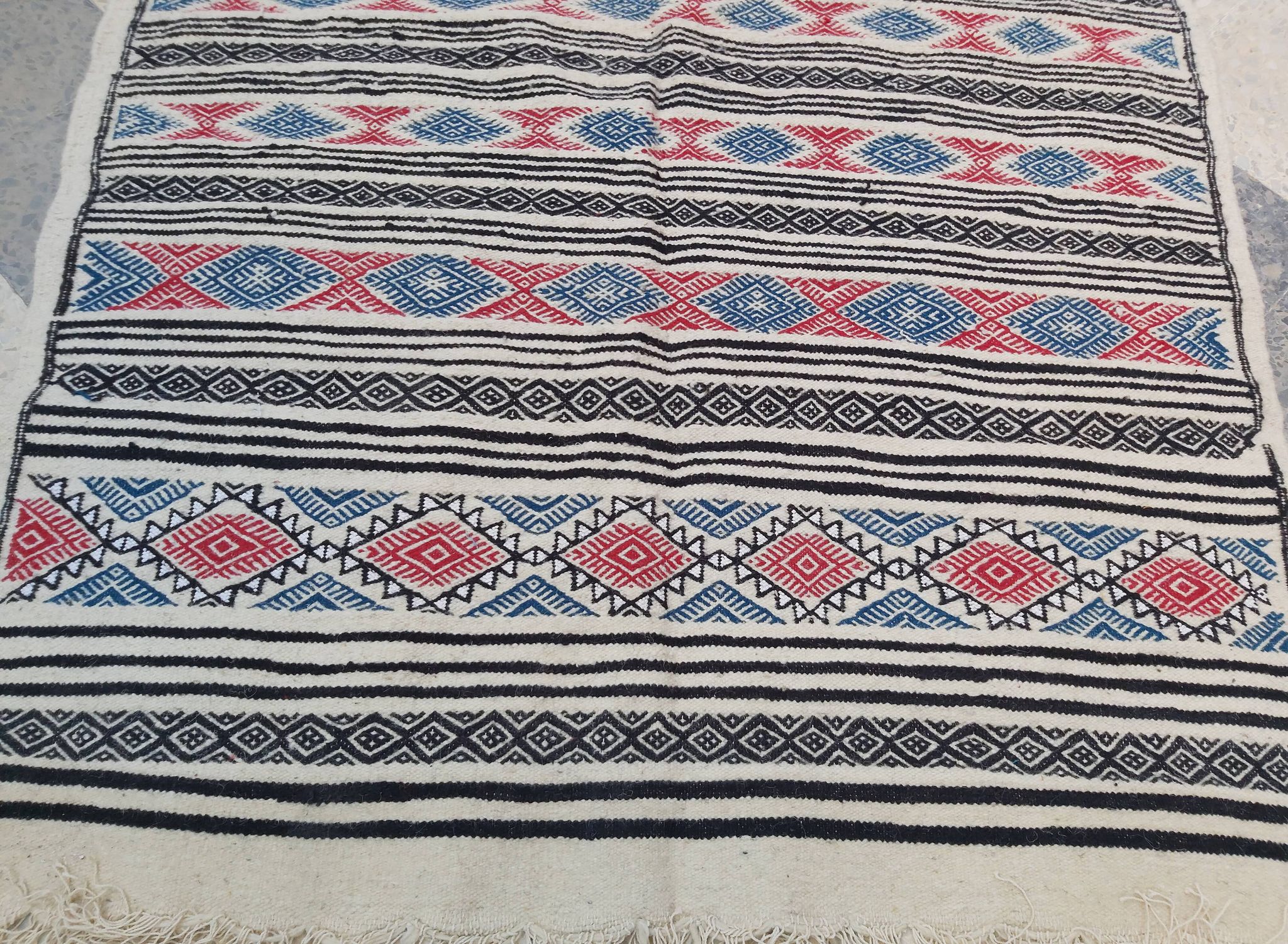 Tapis blanc à motifs multicolores fait main 200x110cm