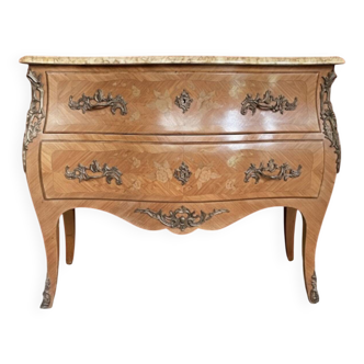 Curved commode