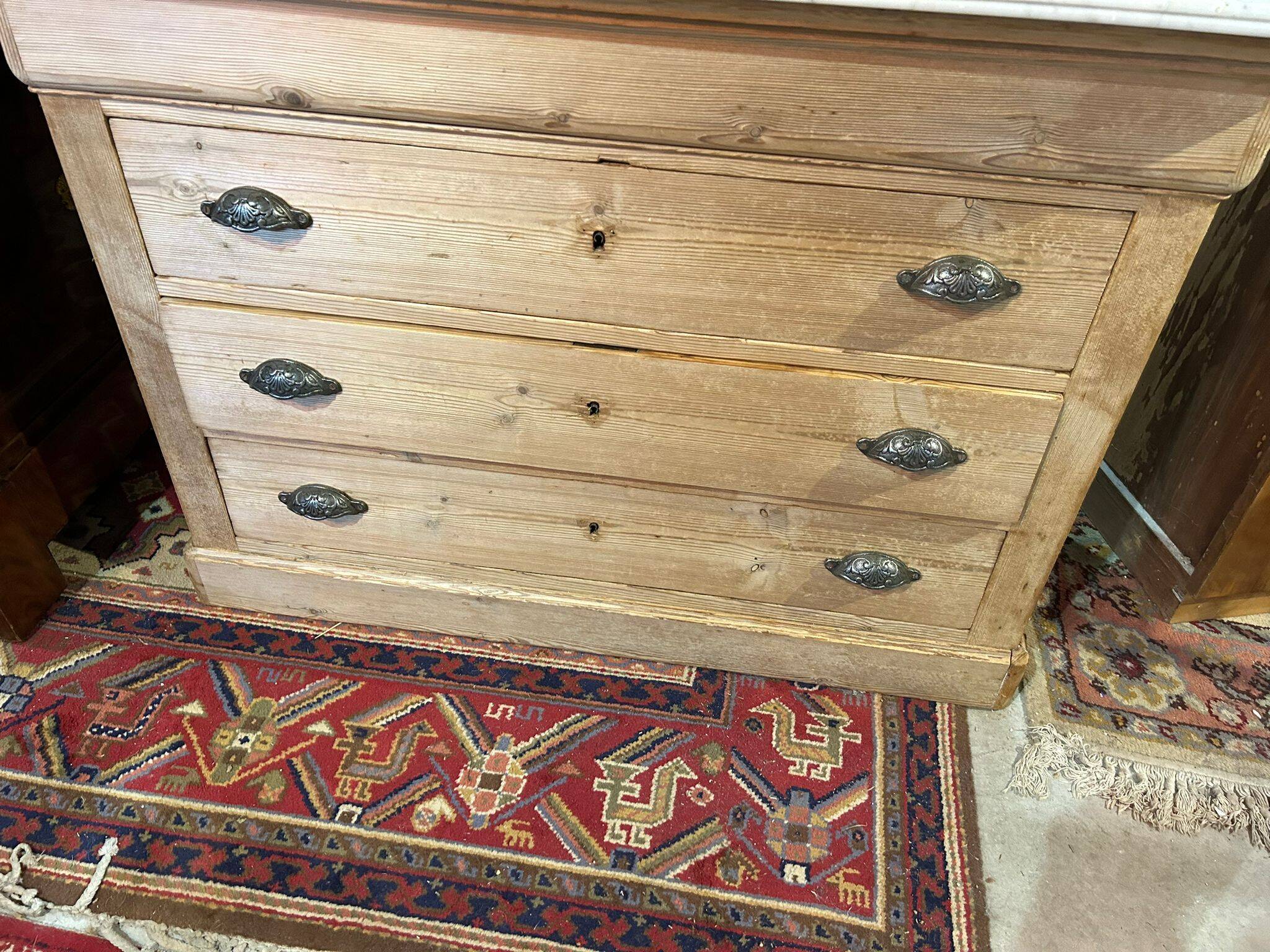 Commode Louis Philippe en pitchpin sur plinthes