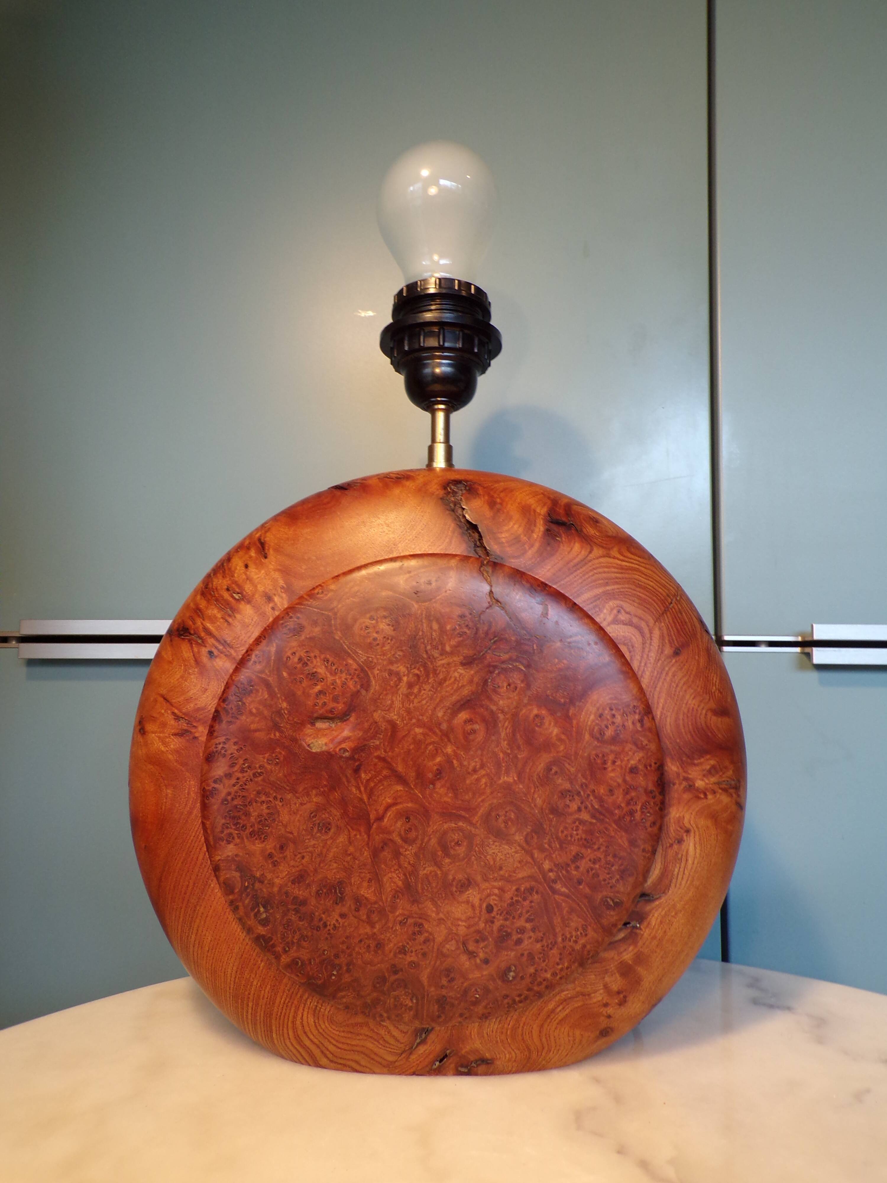 Lamp in elm or thuja wood.