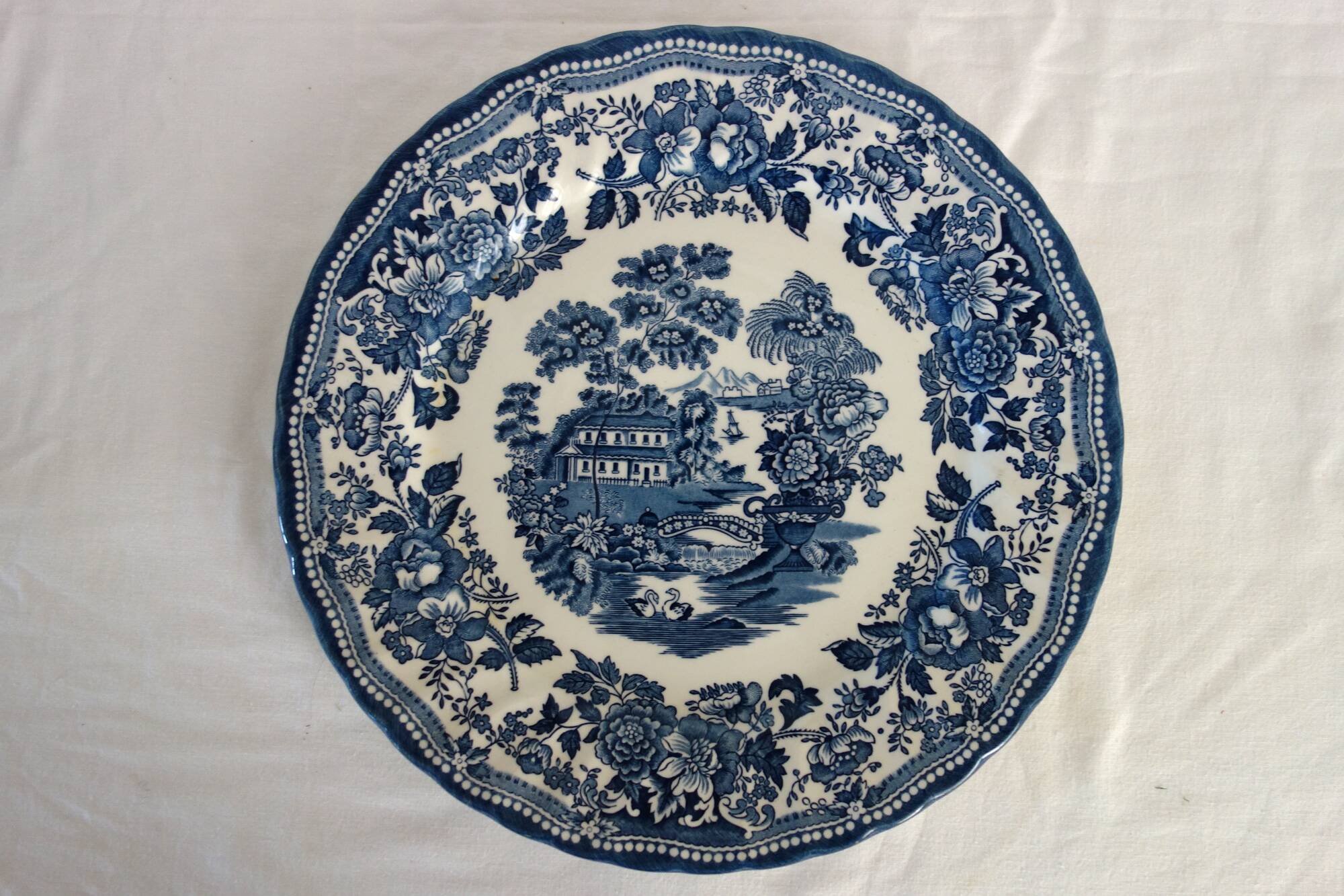 10 assiettes à dessert et plat Churchill The Georgian Collection  England
