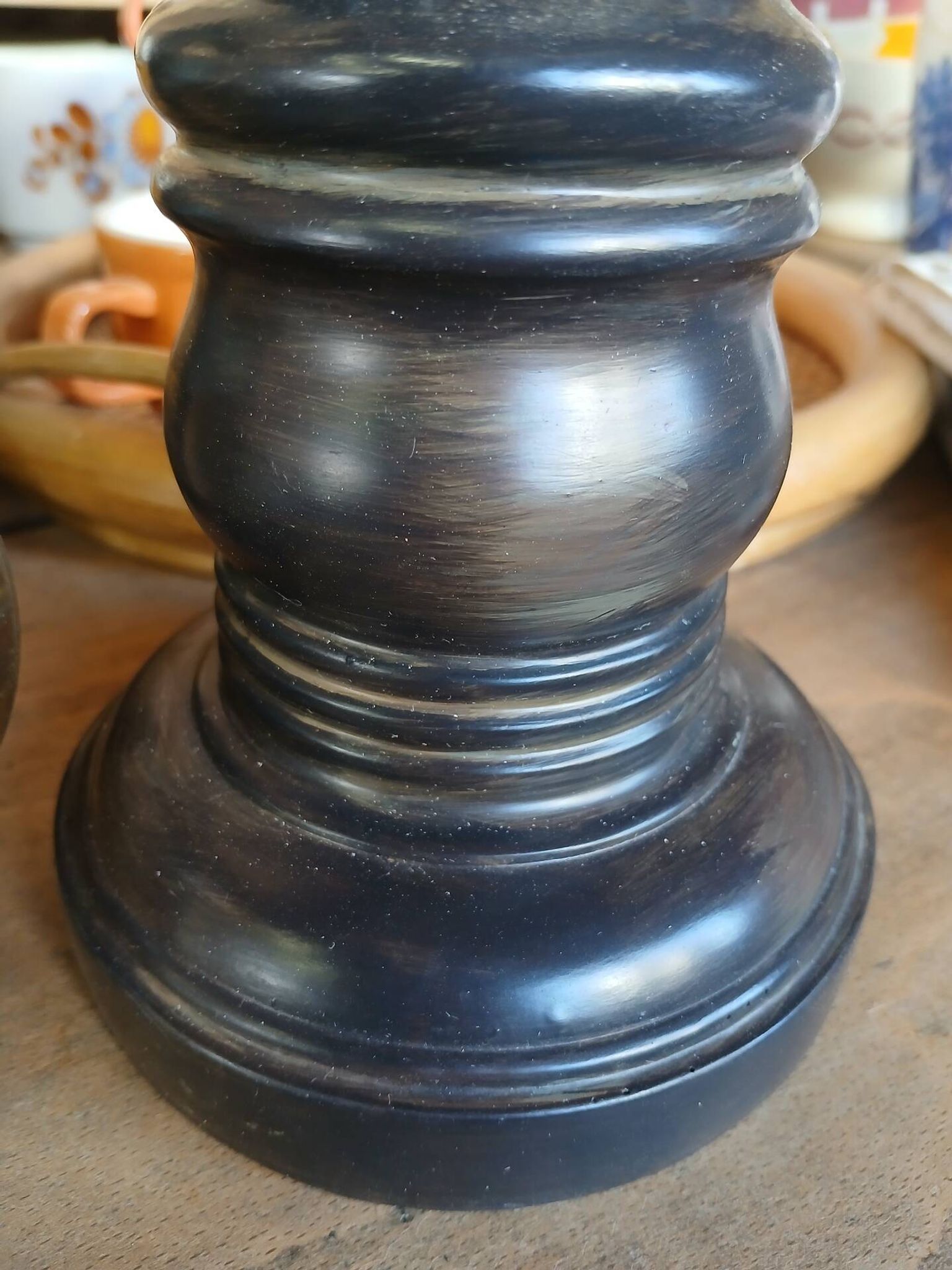2 bougeoirs en bois sculpté 