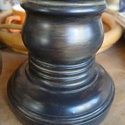 2 bougeoirs en bois sculpté 