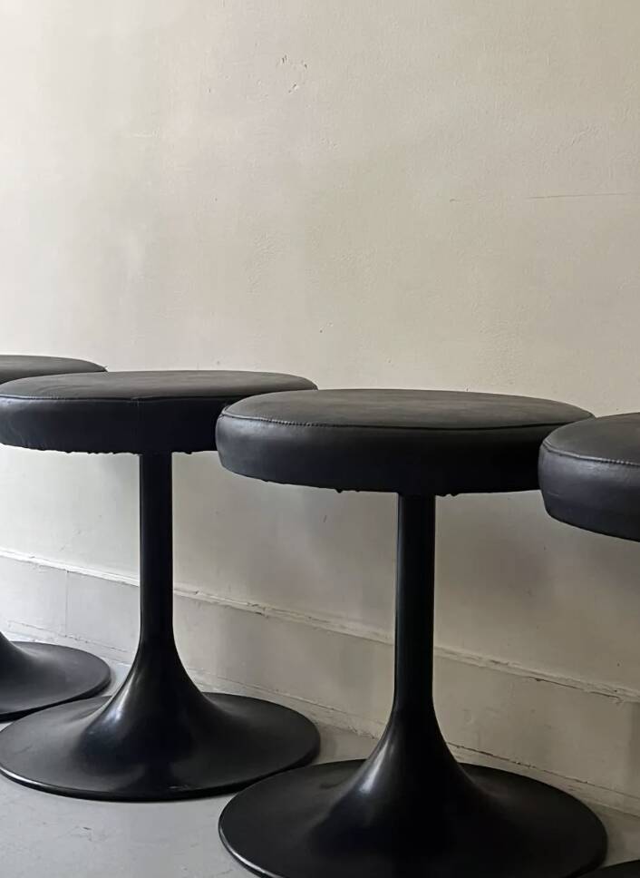 Tabourets tulipe noir , design 1970