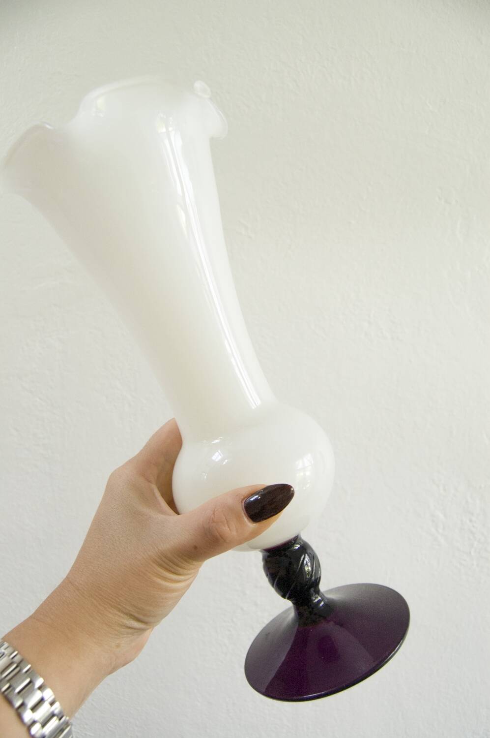 Vase vintage en verre opalin – Blanc et améthyste, années 1970/80