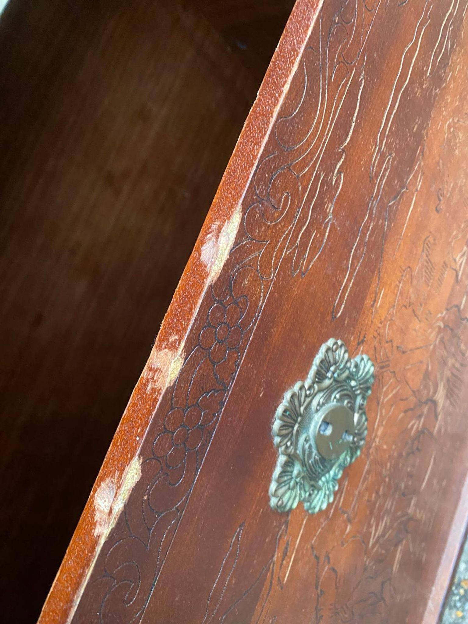 Malle coffre vintage en bois gravé à l'encre de Chine