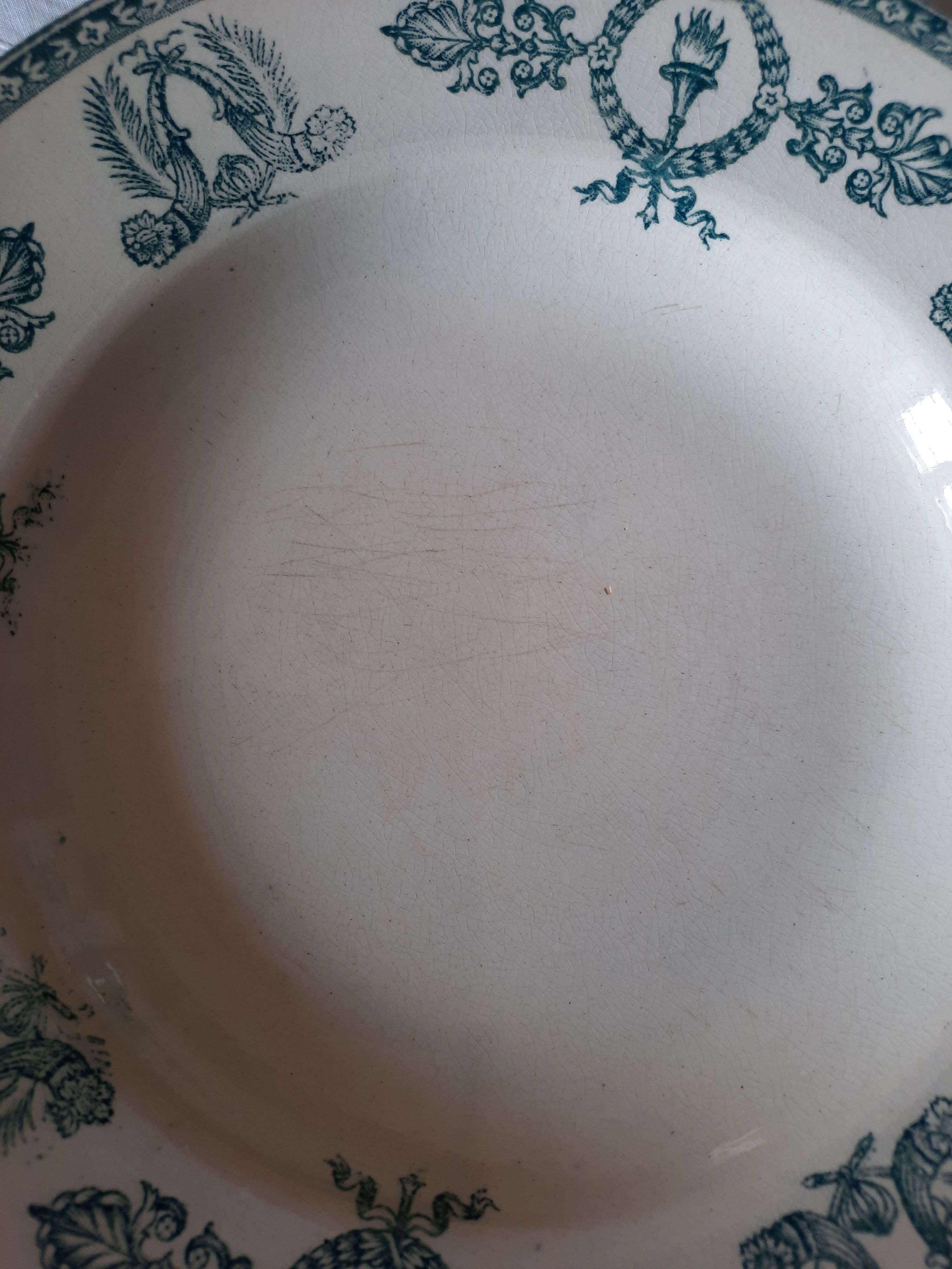 6 hollow plates accompanied by their iron earth soup