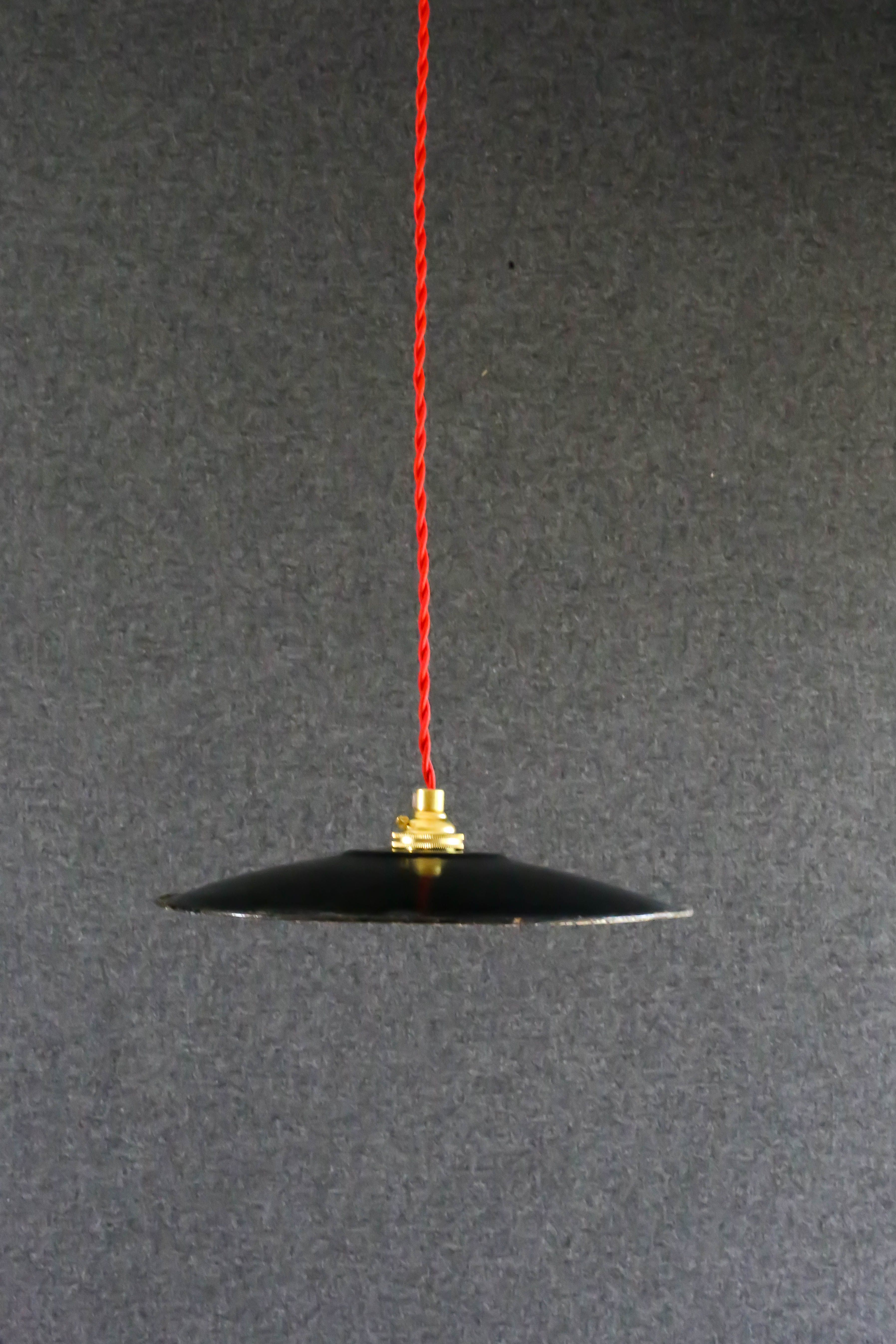 Exterior black enamelled sheet metal suspension delivered with a new socket and red cord