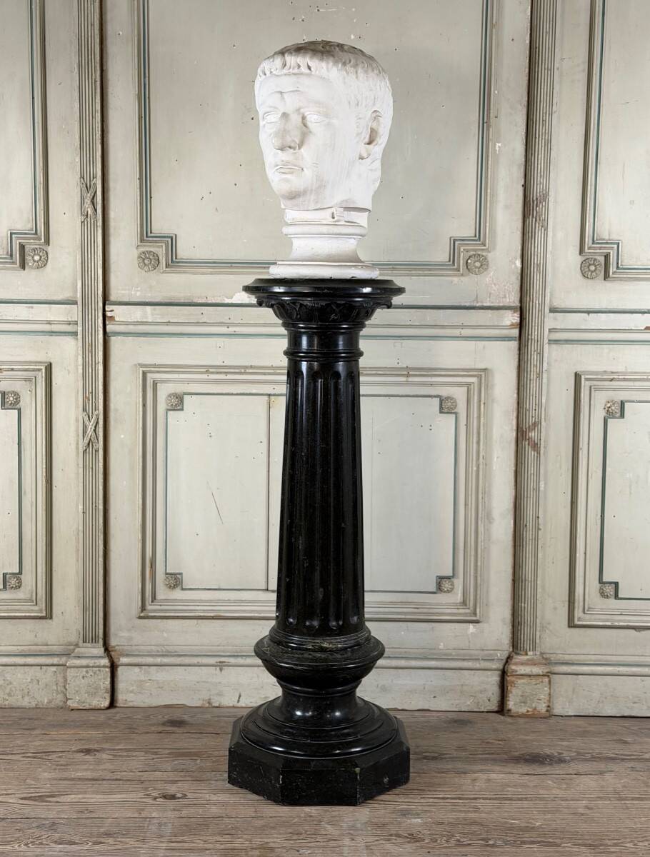 Column in green serpentine marble from around 1880