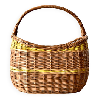 Panier en osier vintage traversé d'un scoubidou jaune