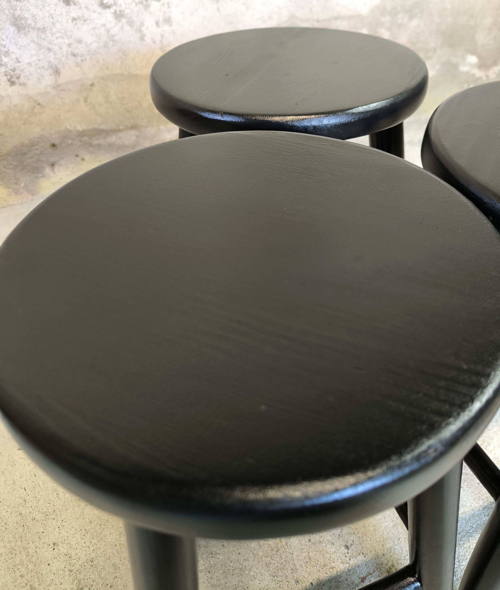 Ensemble de trois tabouret vintage en bois laqué noir.