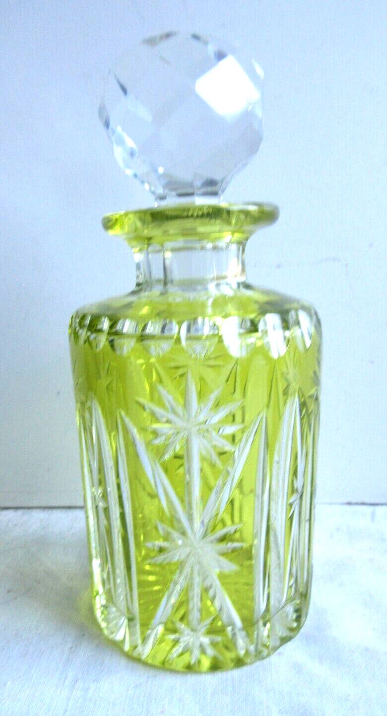 Flacon à parfum verre jaune ouraline, ciselé blanc, Val St Lambert ou St Louis