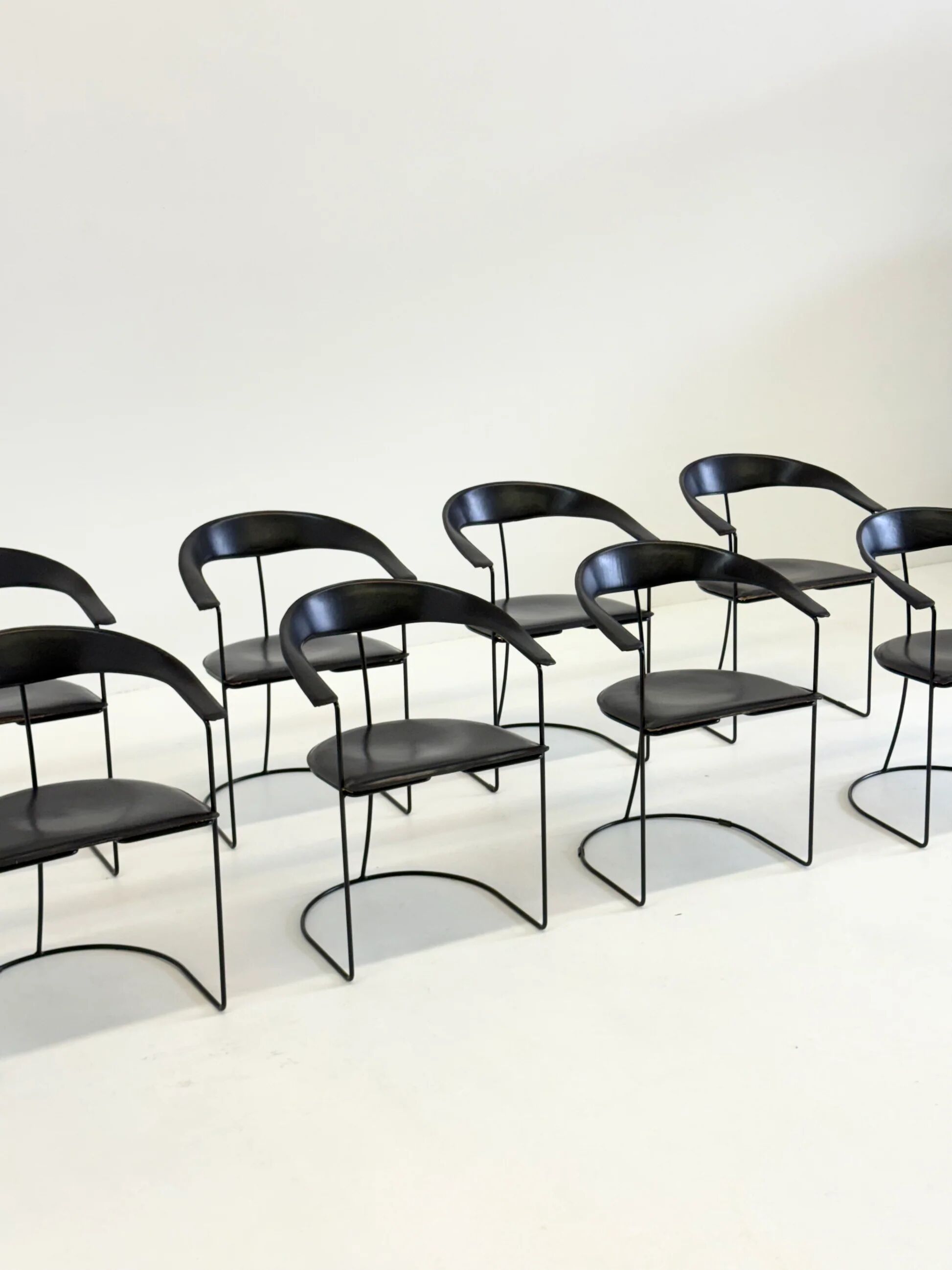 Ensemble de 8 chaises de salle à manger vintage Arrben Ursala en cuir noir.