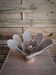 Lampe à poser fleur composée de pétales en rotin et lin naturel