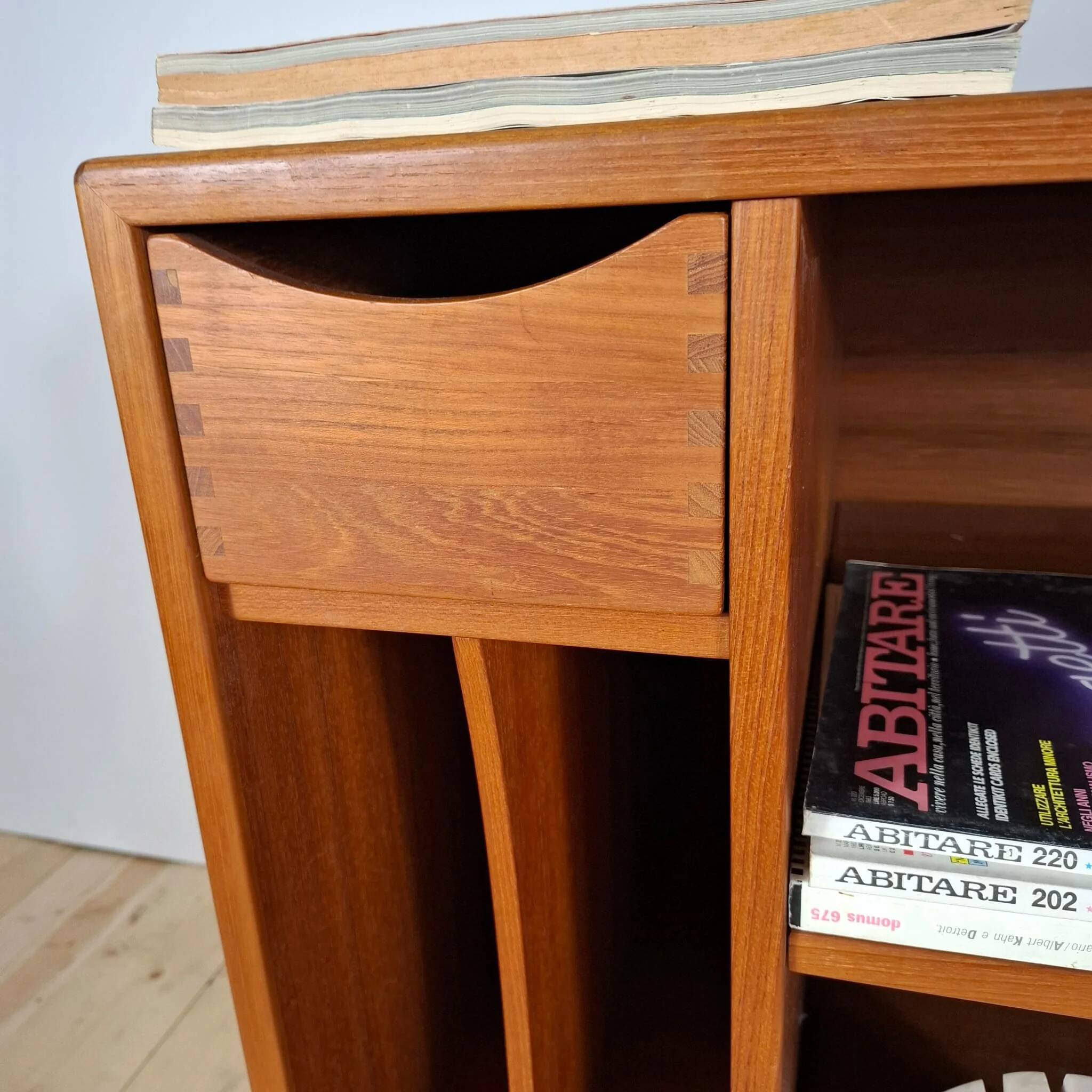 Meuble pour tourne-disque en teck danois des années 1960 – Style Mid-Century Modern