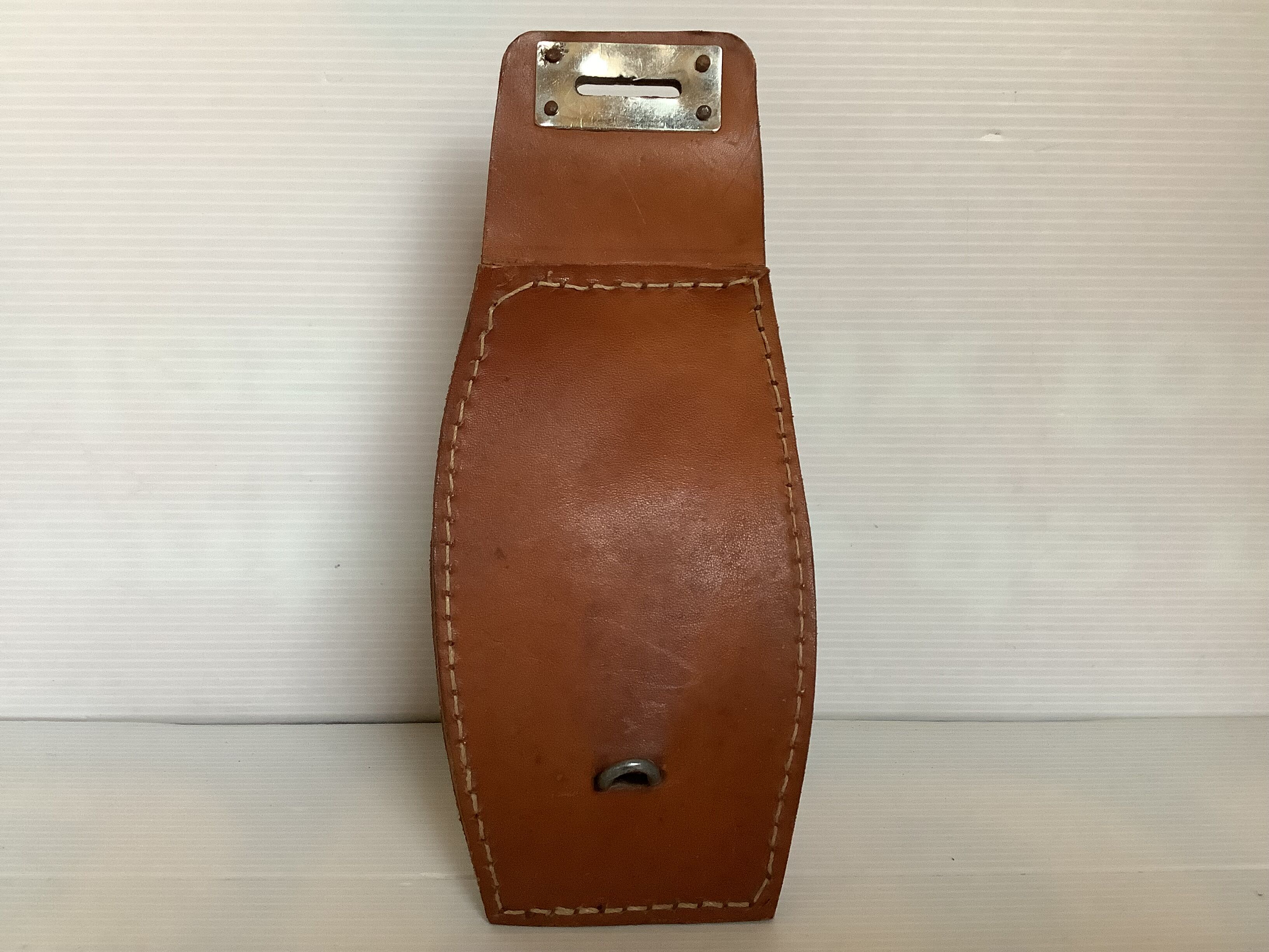 Patère en cuir style Jacques Adnet