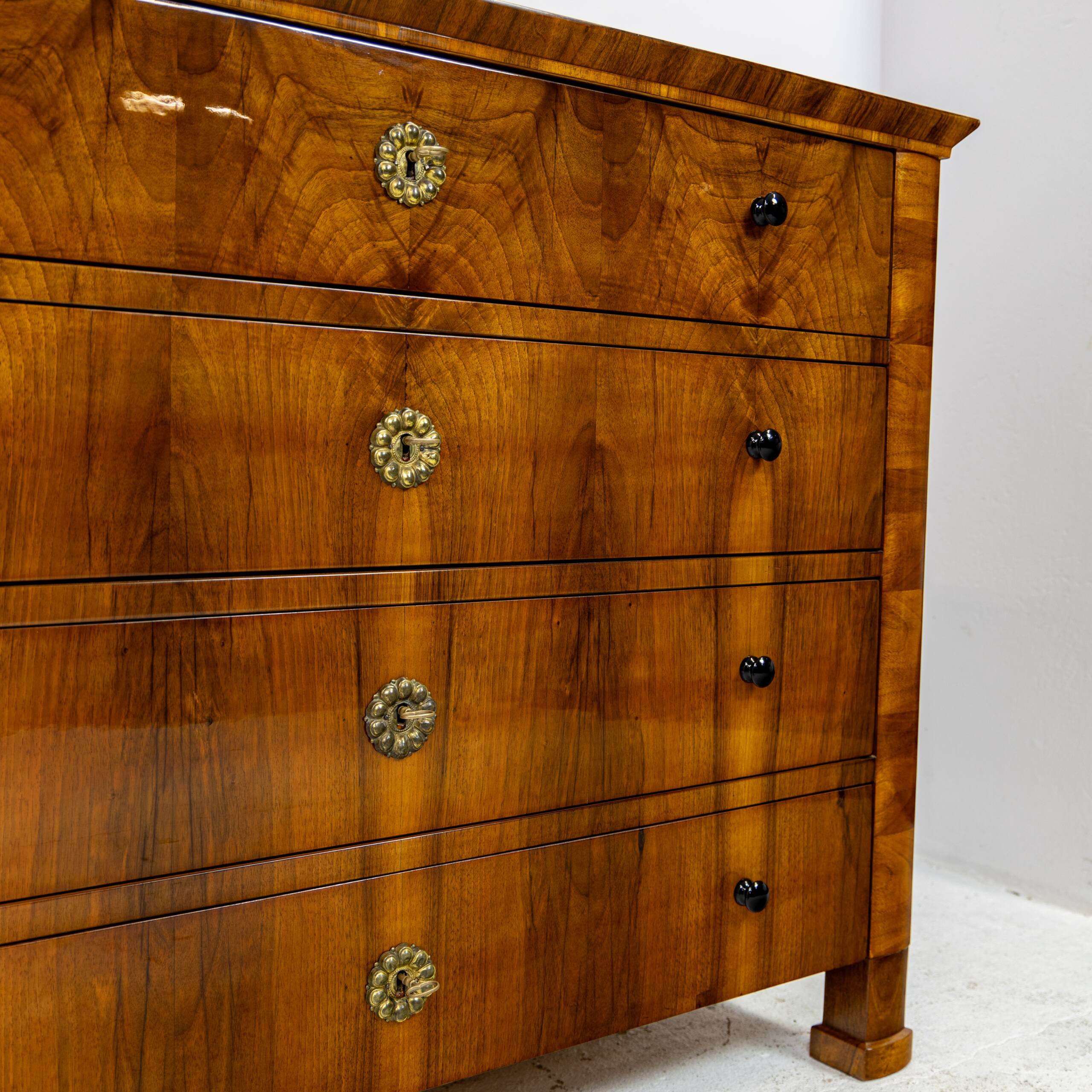 Grande commode Biedermeier en placage de noyer 1820-1840
