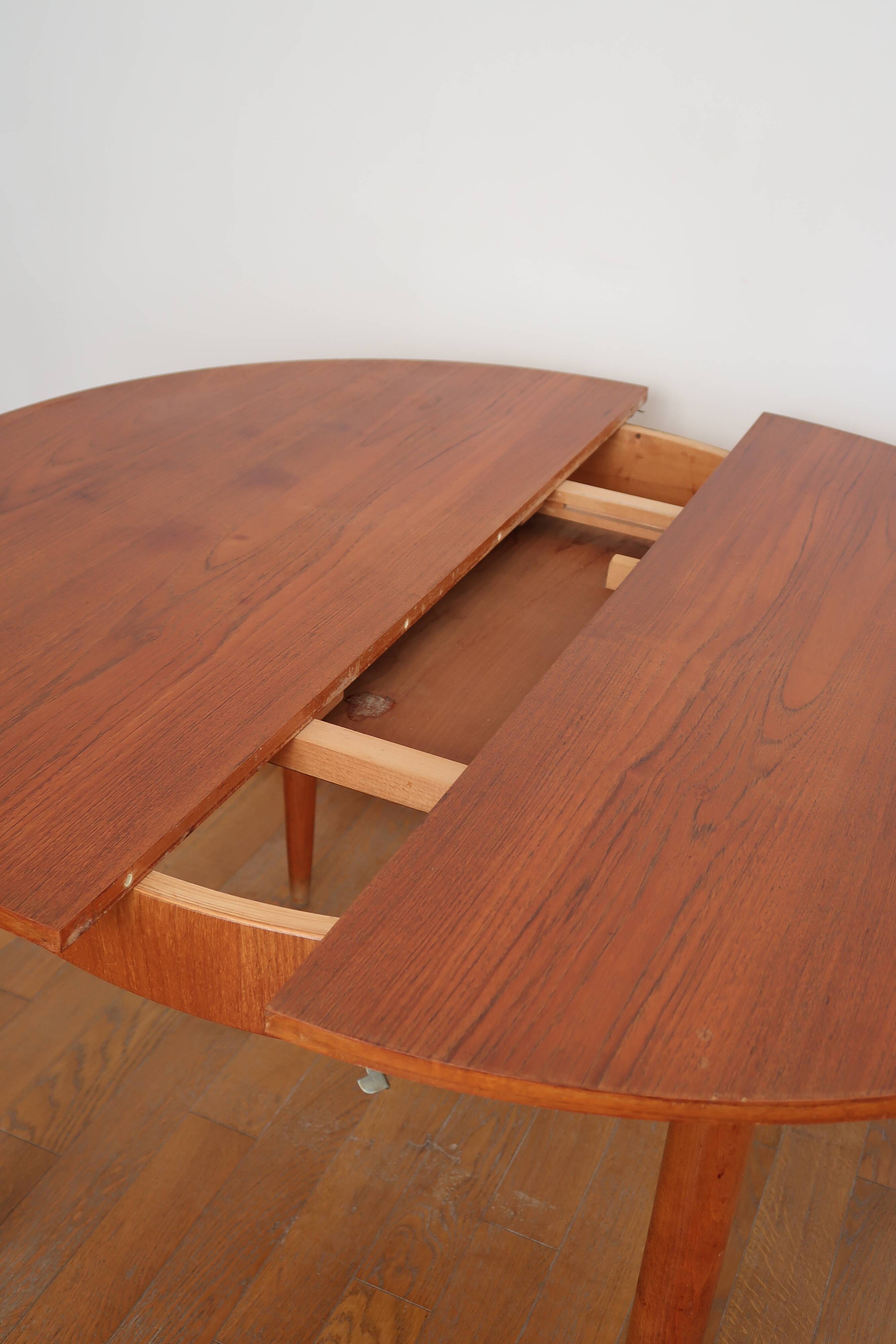 Extendable Scandinavian Round Table