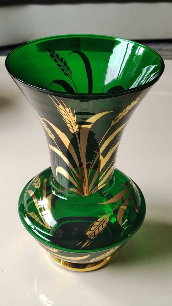 Vase Verrerie de Monaco/Monte Carlo, estampillé emblème Couronne. En verre soufflé vert émeraude, motifs épis de blé or. Dim 25 x 15 cm