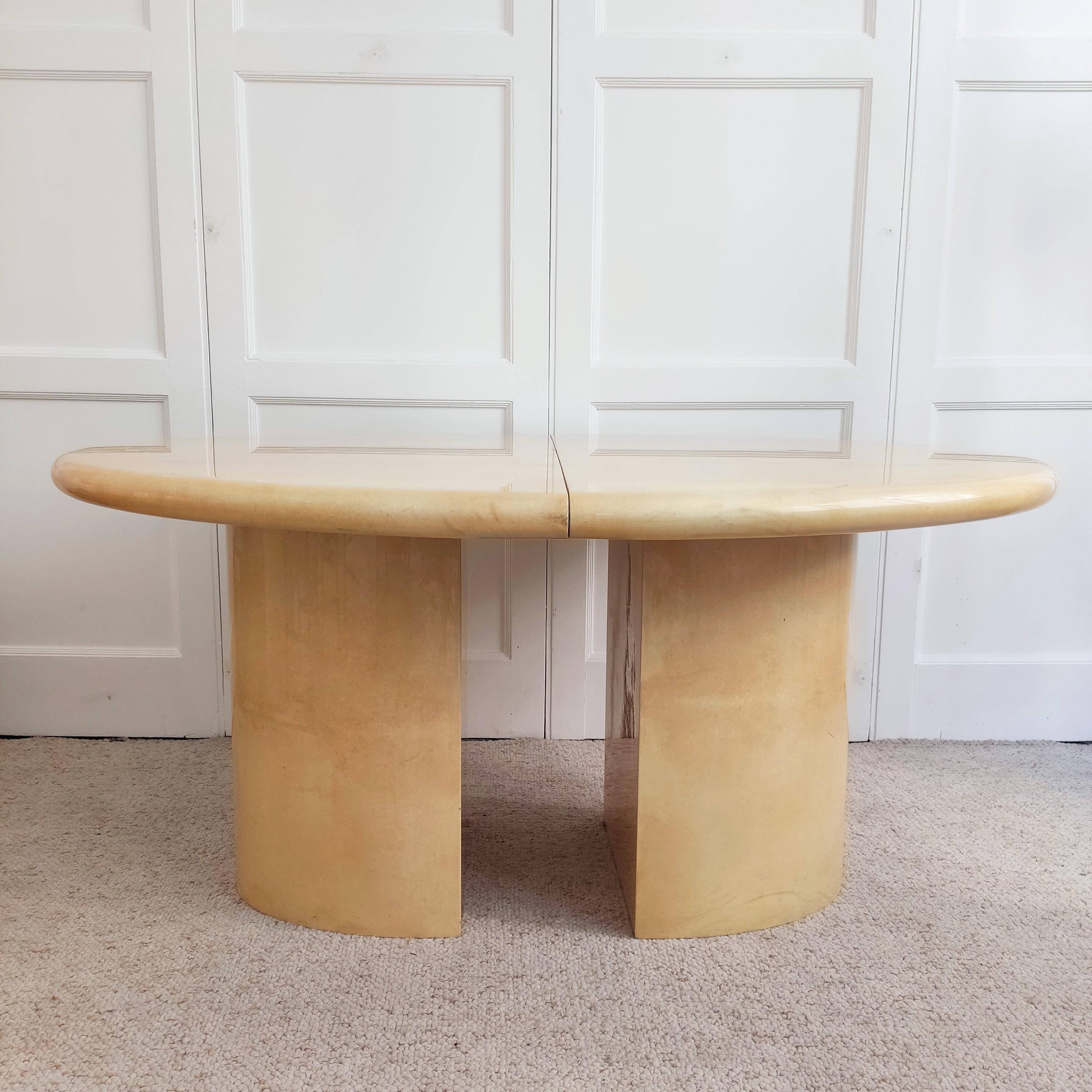 Table à manger en peau vernis