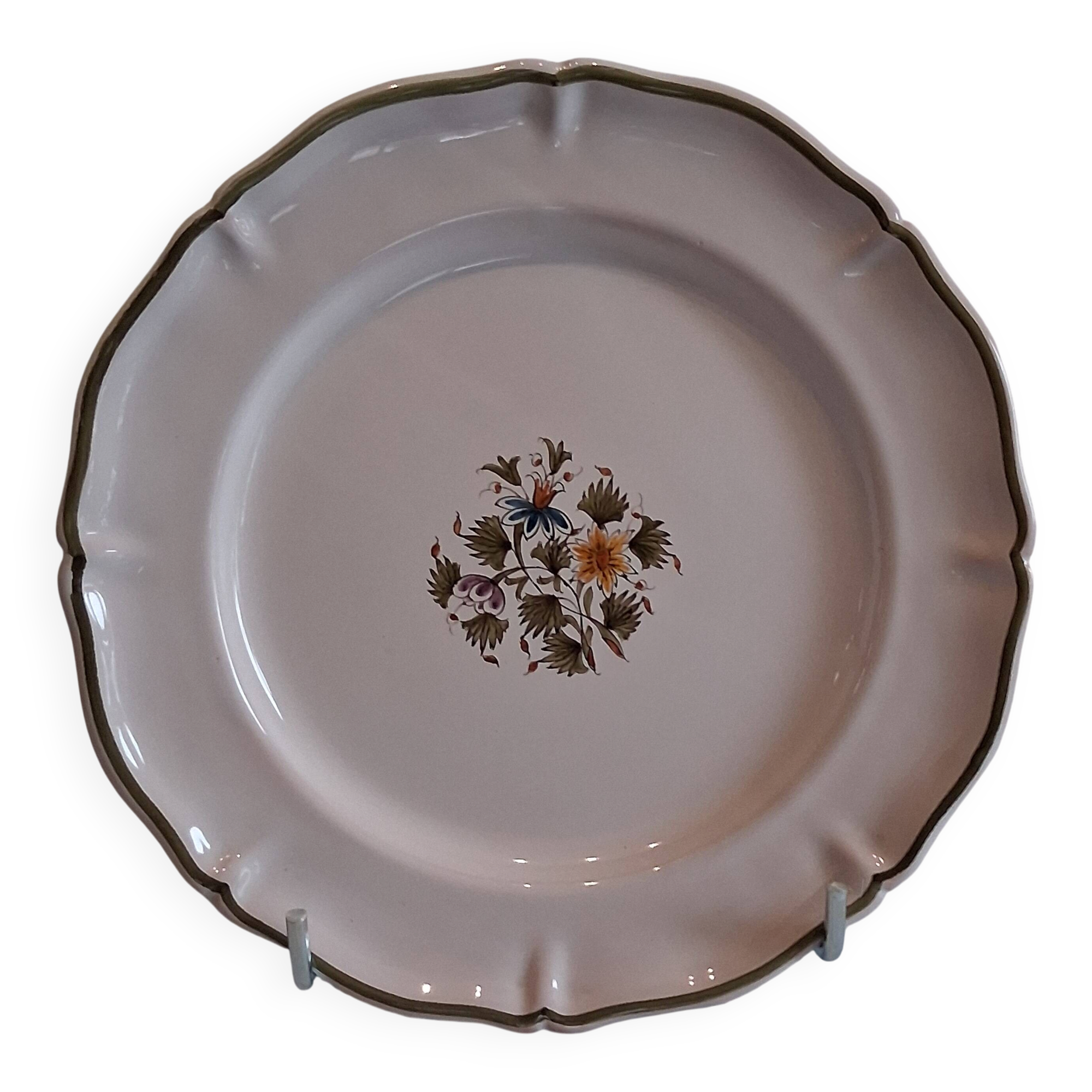 Moustier Feret plate in earthenware in very good condition.